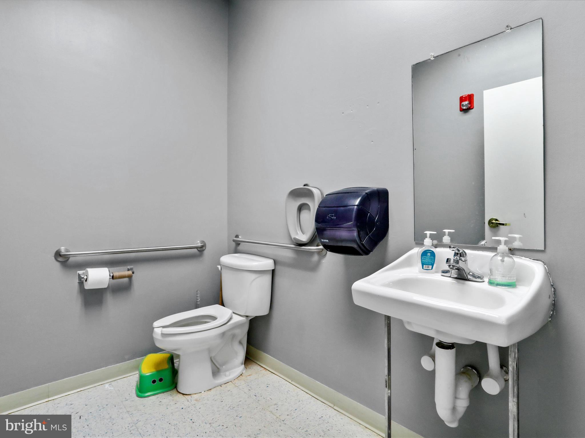 Main image without alt text