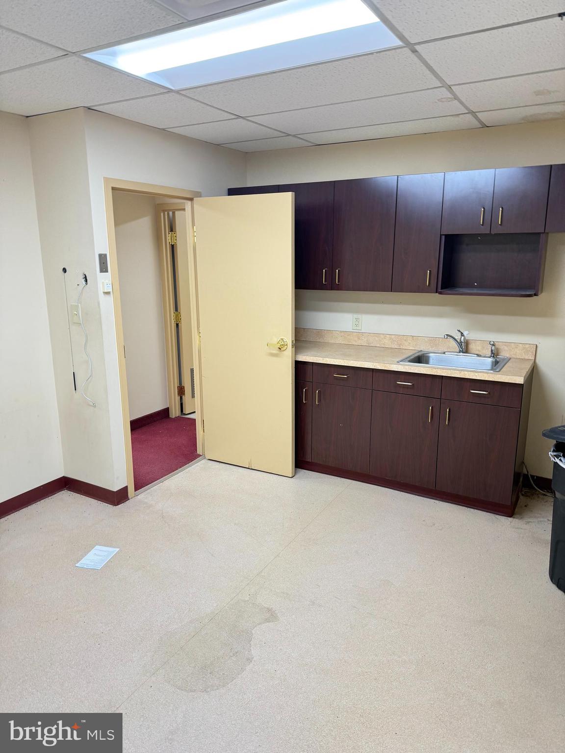 THOMAS JOHNSON SURGERY CENTER - Commercial Lease