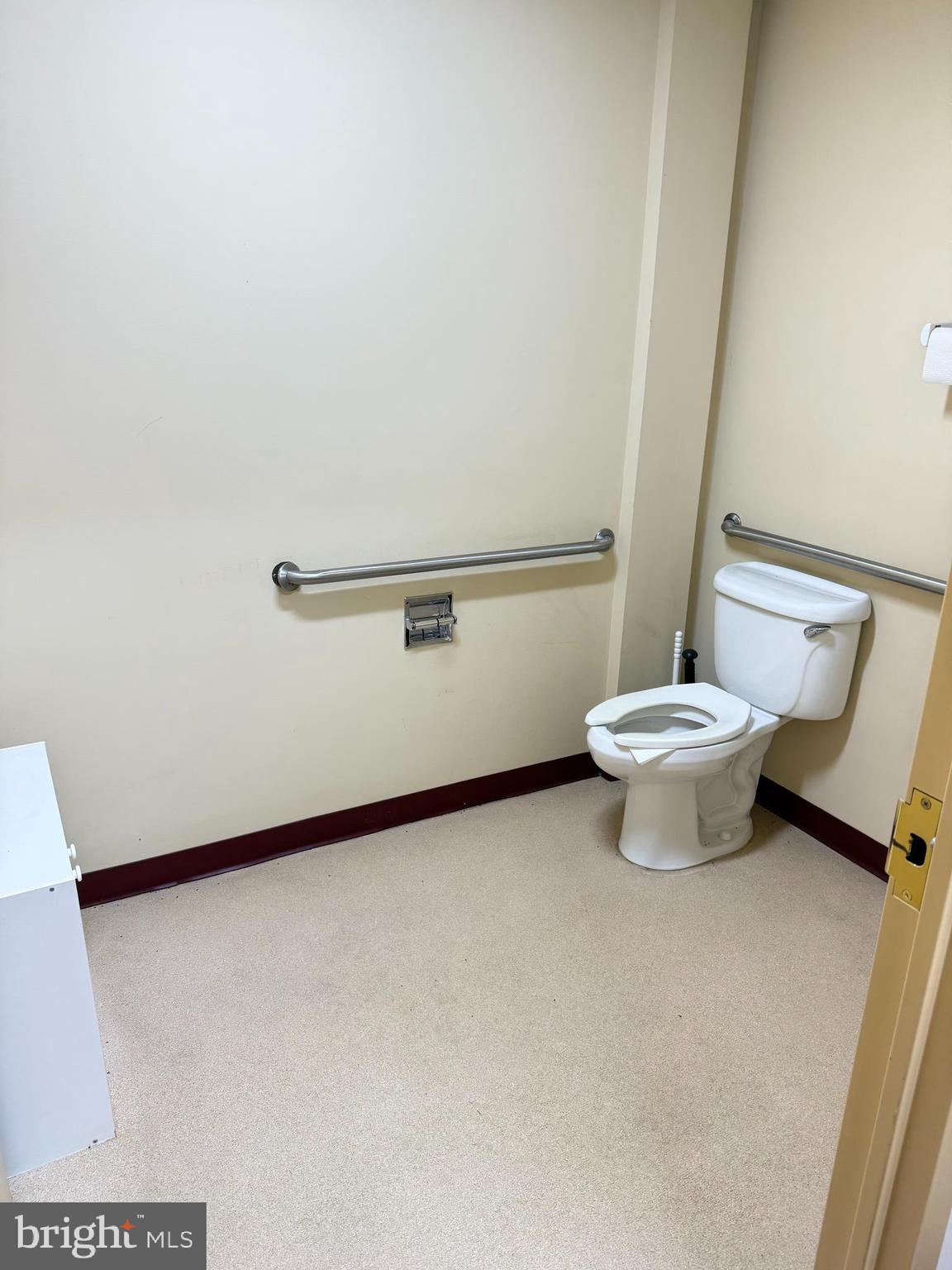 THOMAS JOHNSON SURGERY CENTER - Commercial Lease