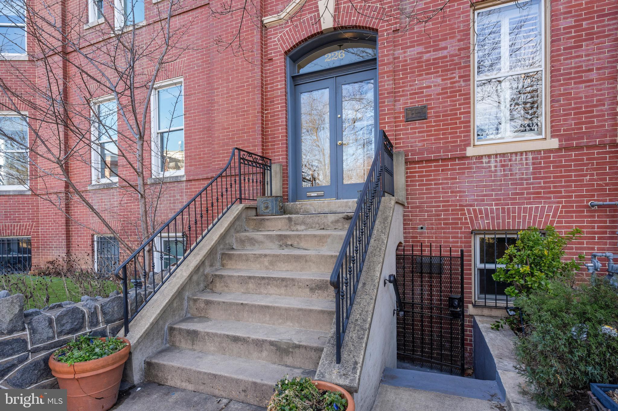 226 4TH STREET NE