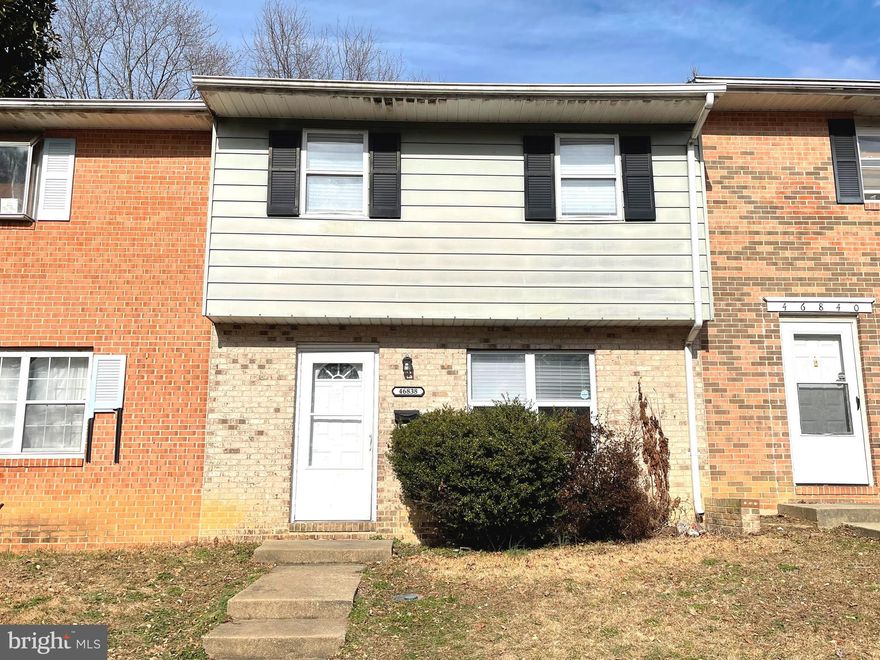 Recently freshened 3BR 1.5FB interior unit townhome with patio in a fenced rear yard. Washer and dryer in unit. Close to NAS PAX.   Pets case-by-case basis.