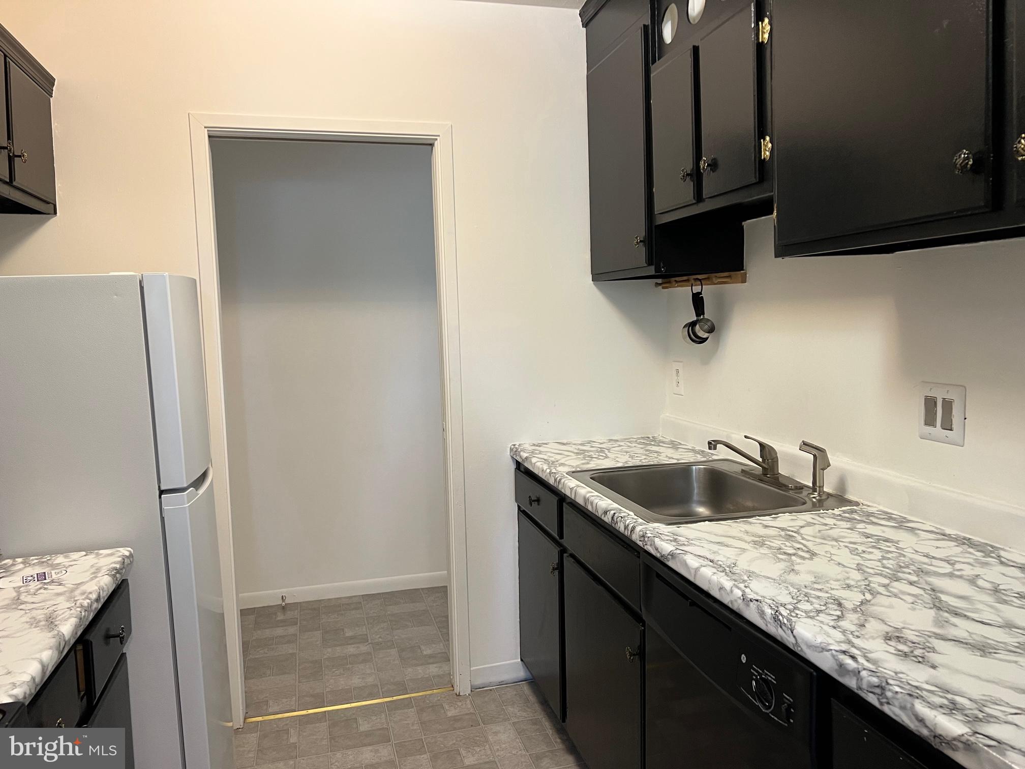 SUMMERTREE CONDO APTS - Residential
