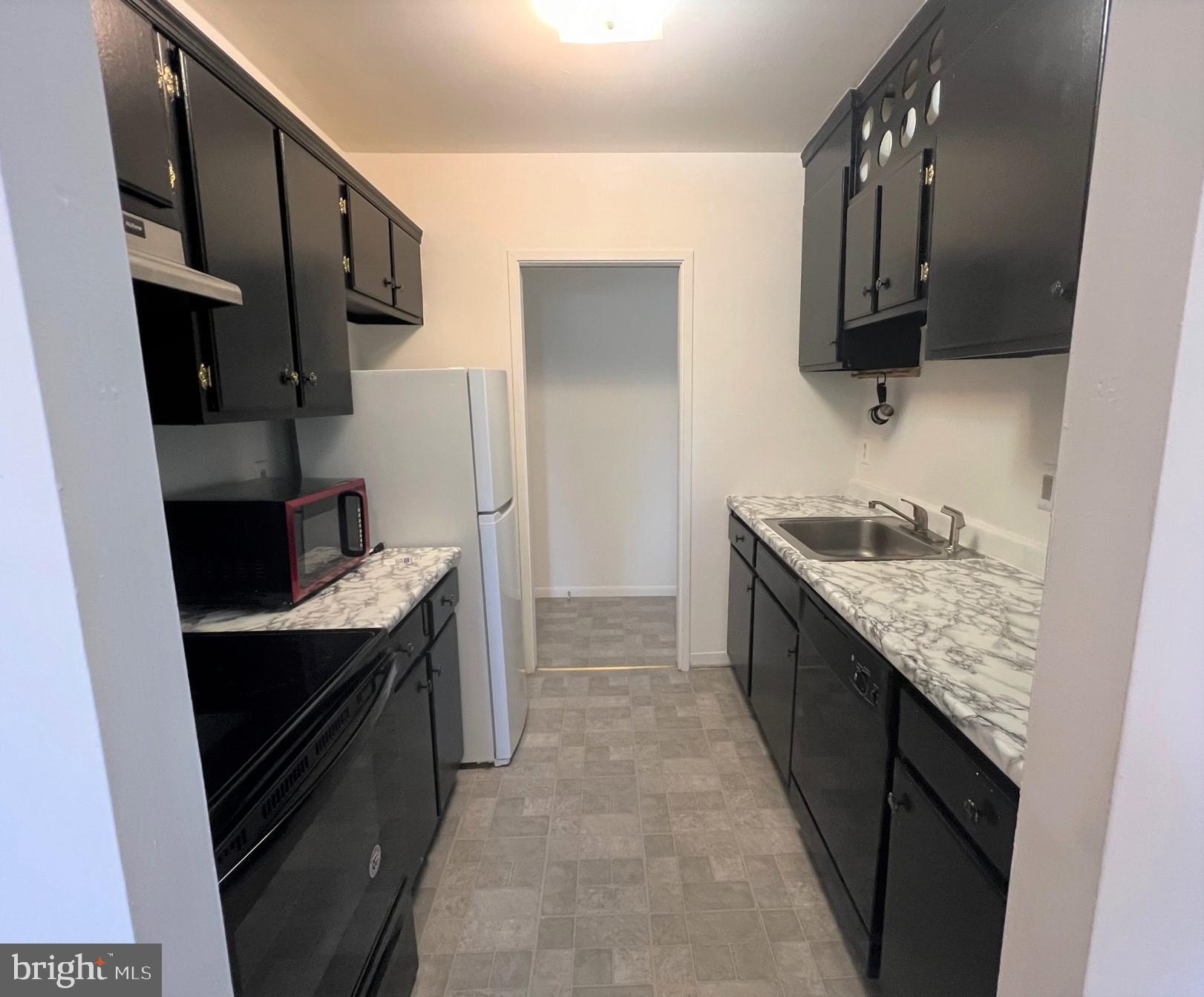 SUMMERTREE CONDO APTS - Residential