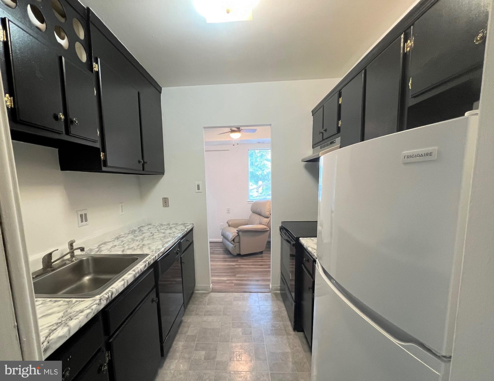 SUMMERTREE CONDO APTS - Residential