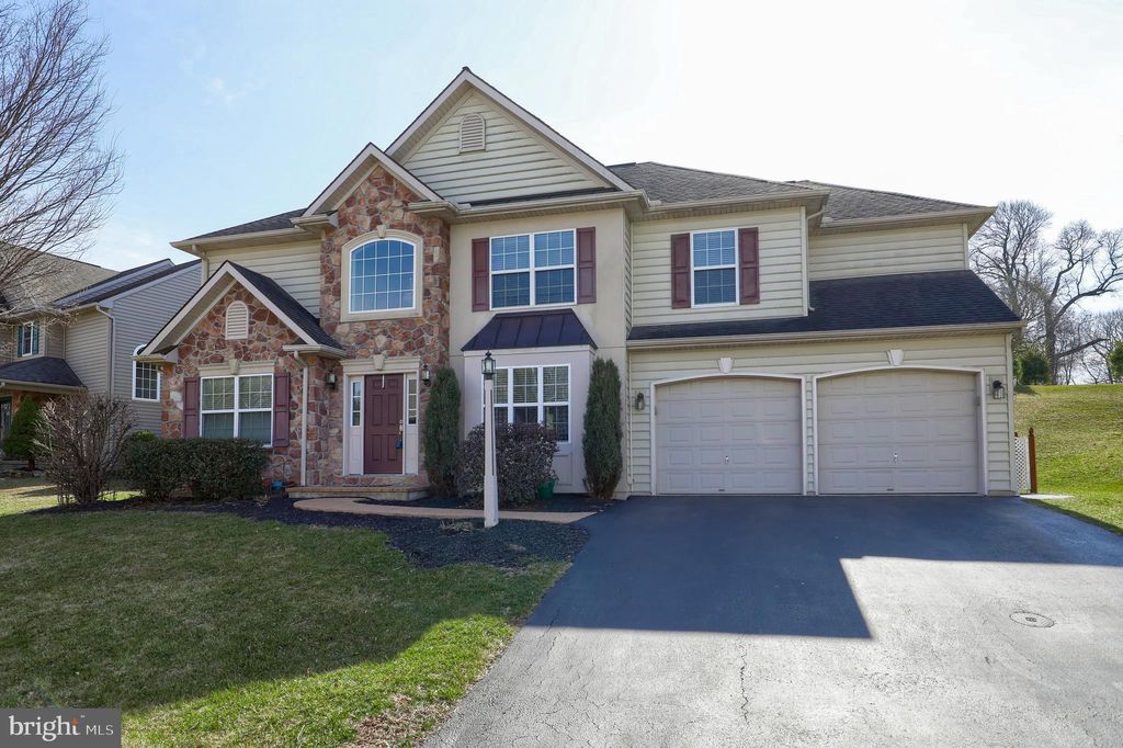 Photo of 10 CEDAR CHASE DR, MOUNTVILLE, PA 17554 (MLS # PALA2031498)