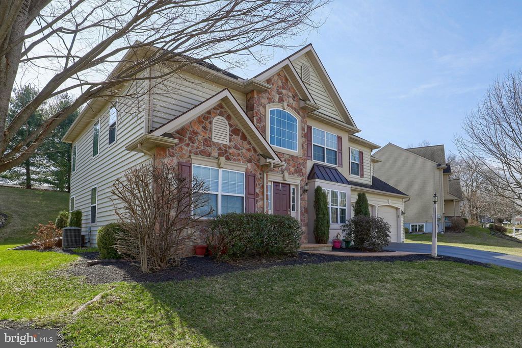 Photo of 10 CEDAR CHASE DR, MOUNTVILLE, PA 17554 (MLS # PALA2031498)