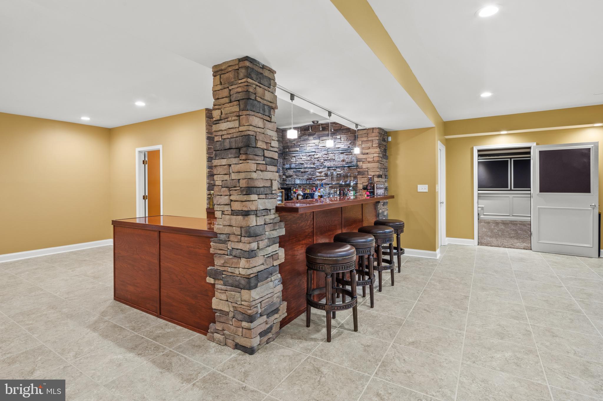 MIDDLETOWN  MANOR - Residential