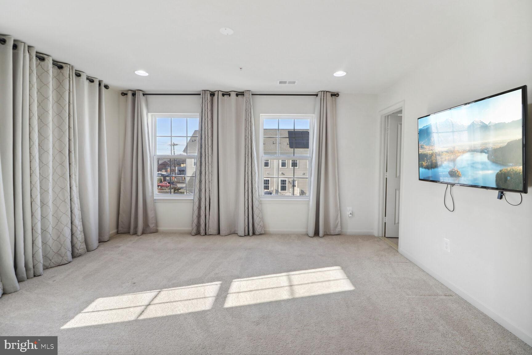 RENAISSANCE SQUARE - Residential