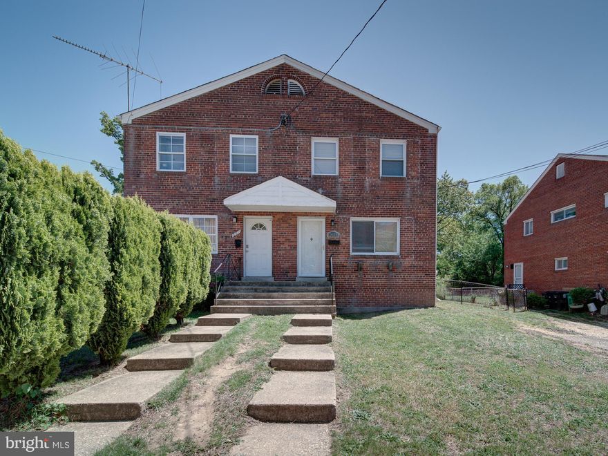 Gorgeous end unit brick townhome with 3 bedrooms, 1.5 baths, finished basement, huge yard and much more! Close to everything and ready to move in today! Thanks for showing!