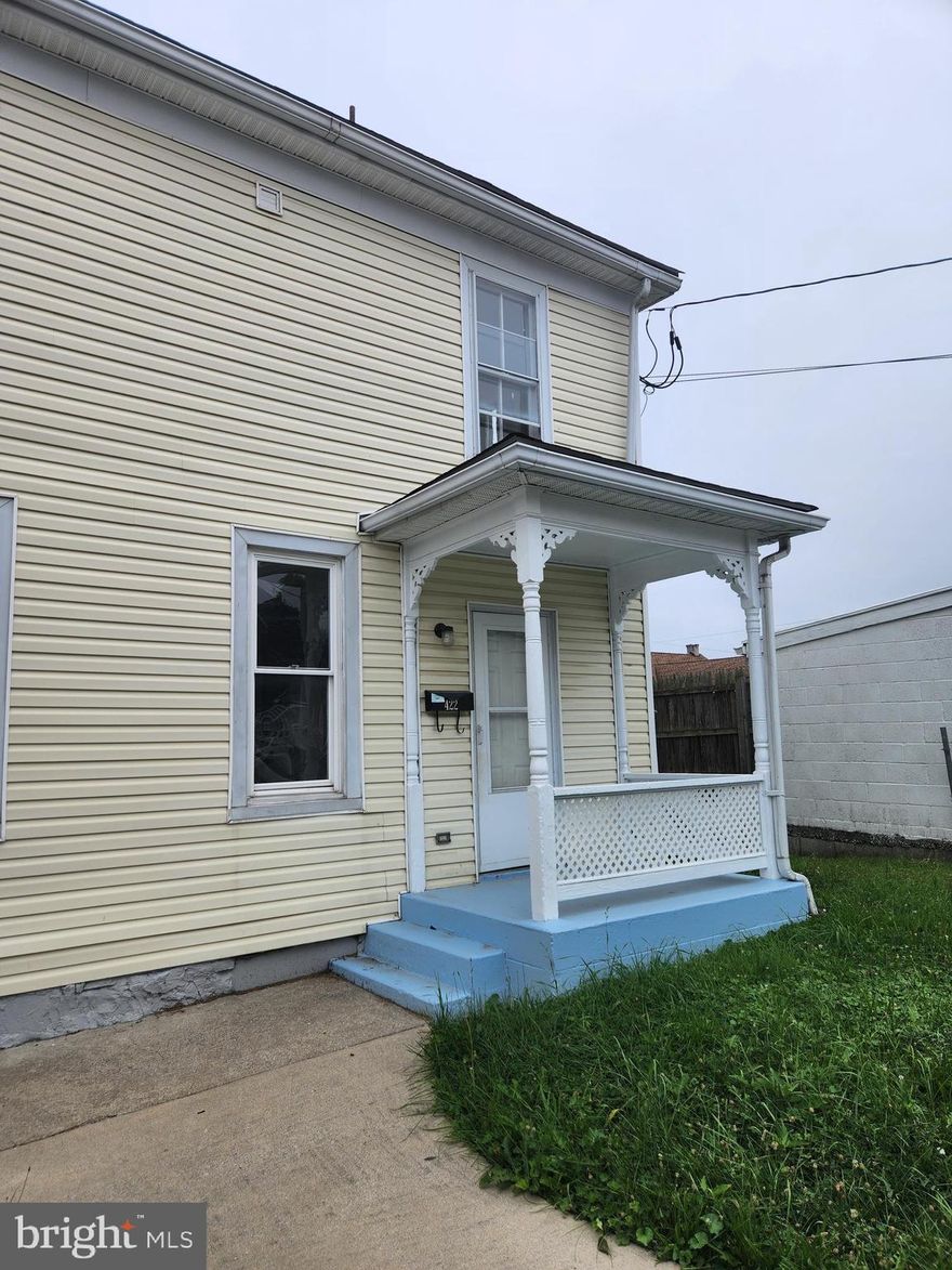 Nice duplex in Martinsburg features 3 bedrooms, 1 bathroom, living room, dining room, kitchen, in unit laundry and small yard.  Close to schools, shopping and restaurants.  Pets allowed on case by case basis.