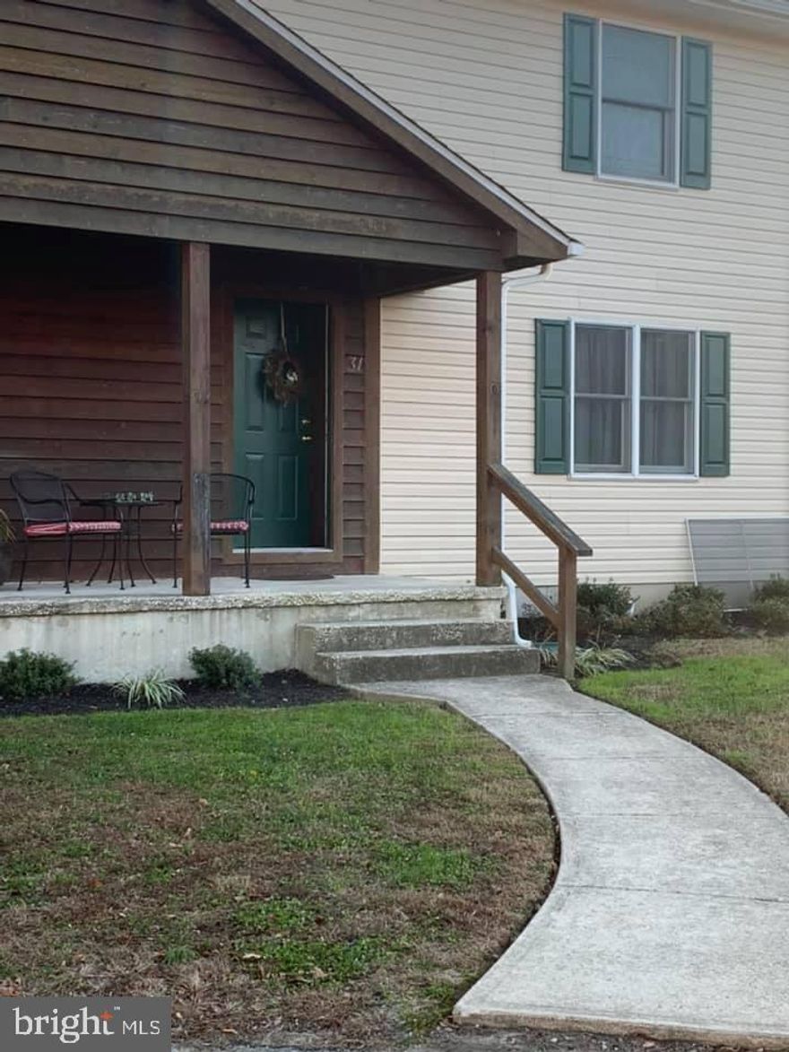 Very nice 2 story duplex close to DAFB. 2BR, 1.5BA. Washer & dryer in unit! Small 10 unit neighborhood in a quiet rural area, but only 5 minutes to Downtown Dover & the DAFB.

FRESH PAINT. NEW CARPET BEING INSTALLED 5/27!