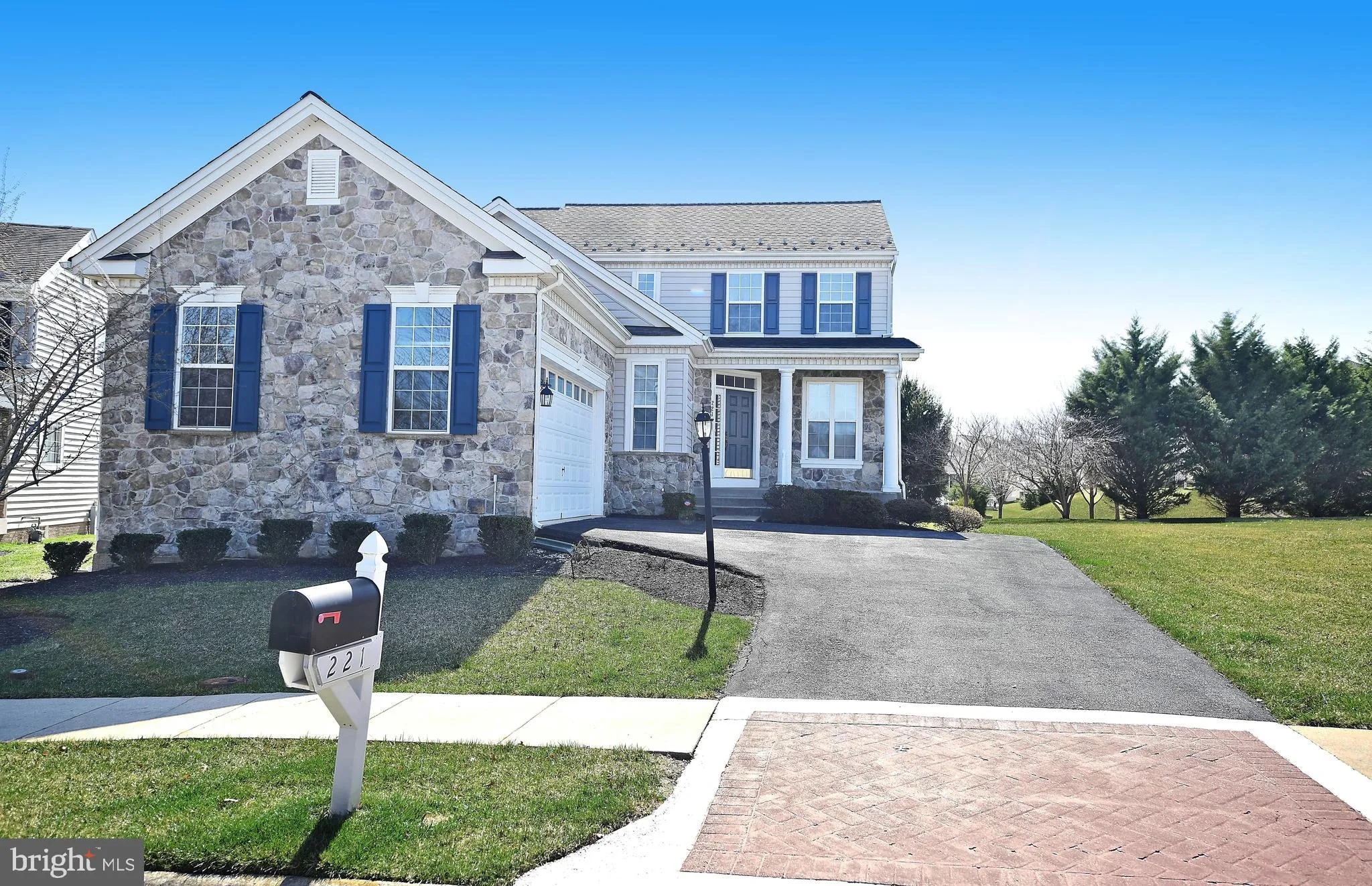 221 Thunder Gulch Cir  