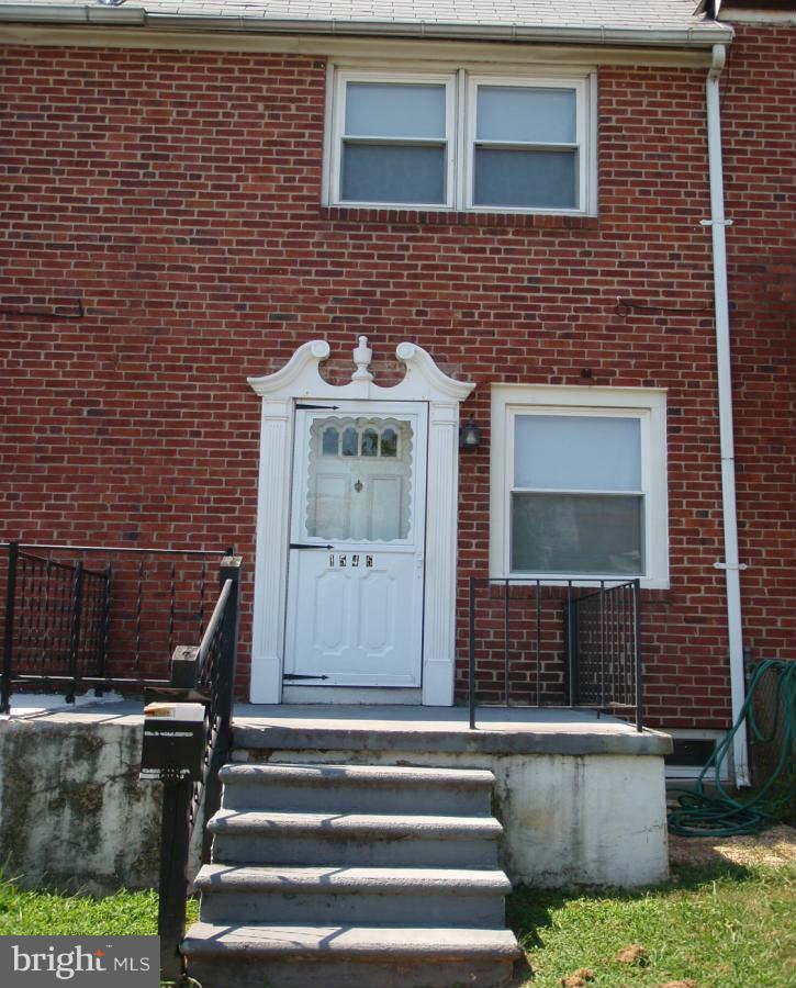 2 bedroom townhome with parking pad in rear, all appliances stay, new a/c unit. Priced to sell quickly!! Short sale- needs 3rd party approval. Agent experienced with short sales and seller has completed the short sale paperwork. Just need an offer!