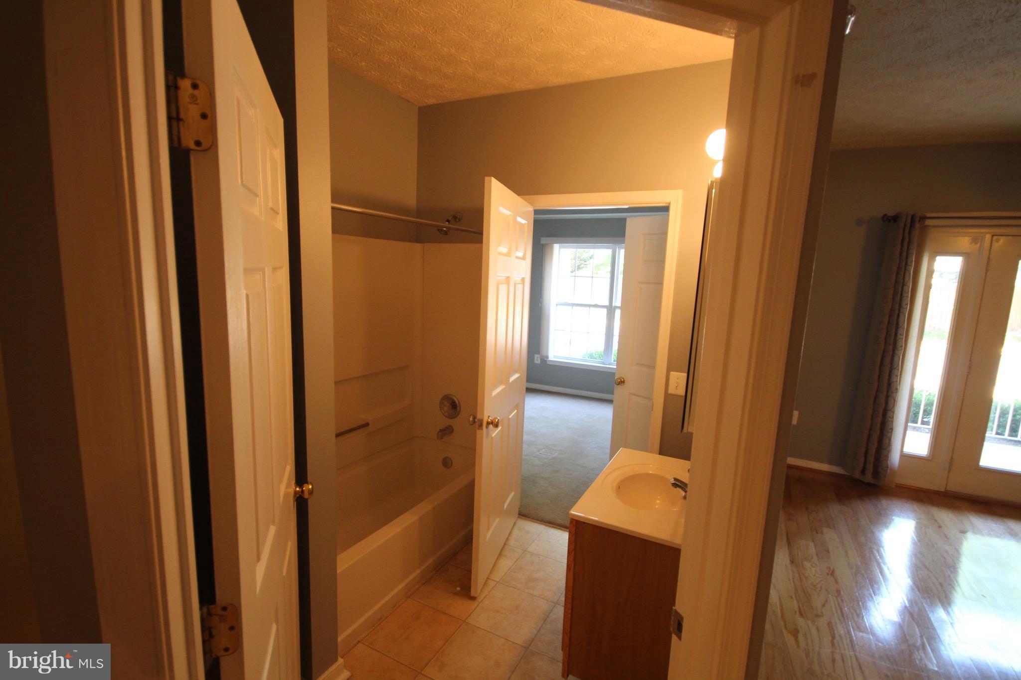 RIVERGATE II - Residential Lease