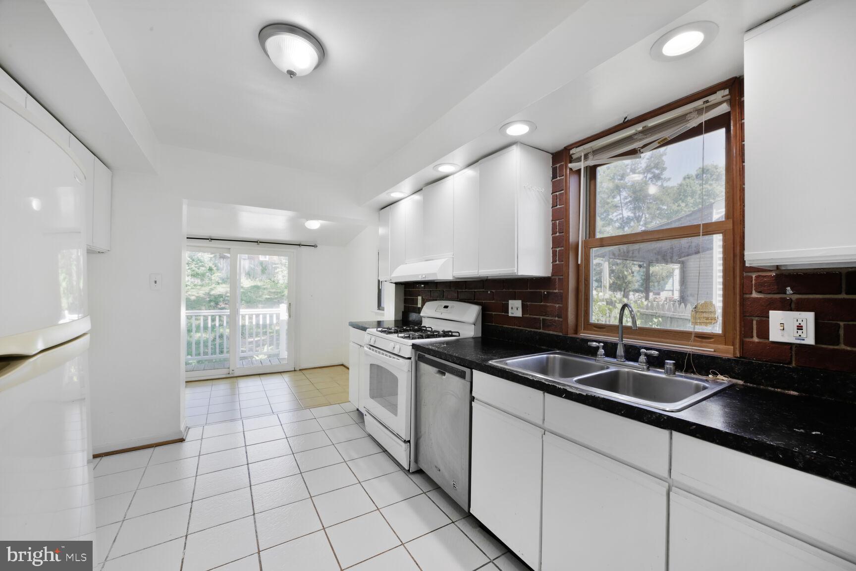 COLLEGE PARK - Residential Lease