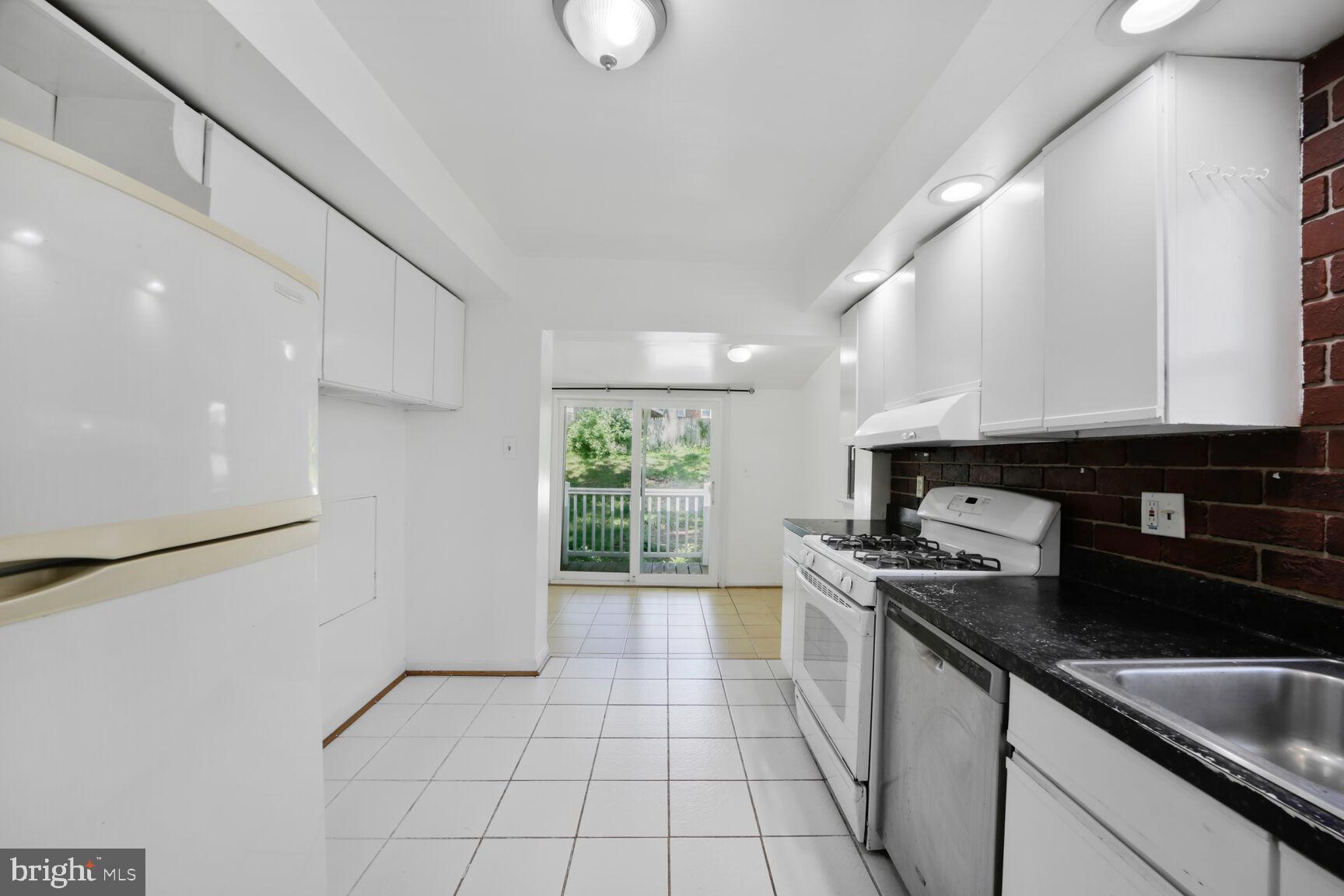 COLLEGE PARK - Residential Lease