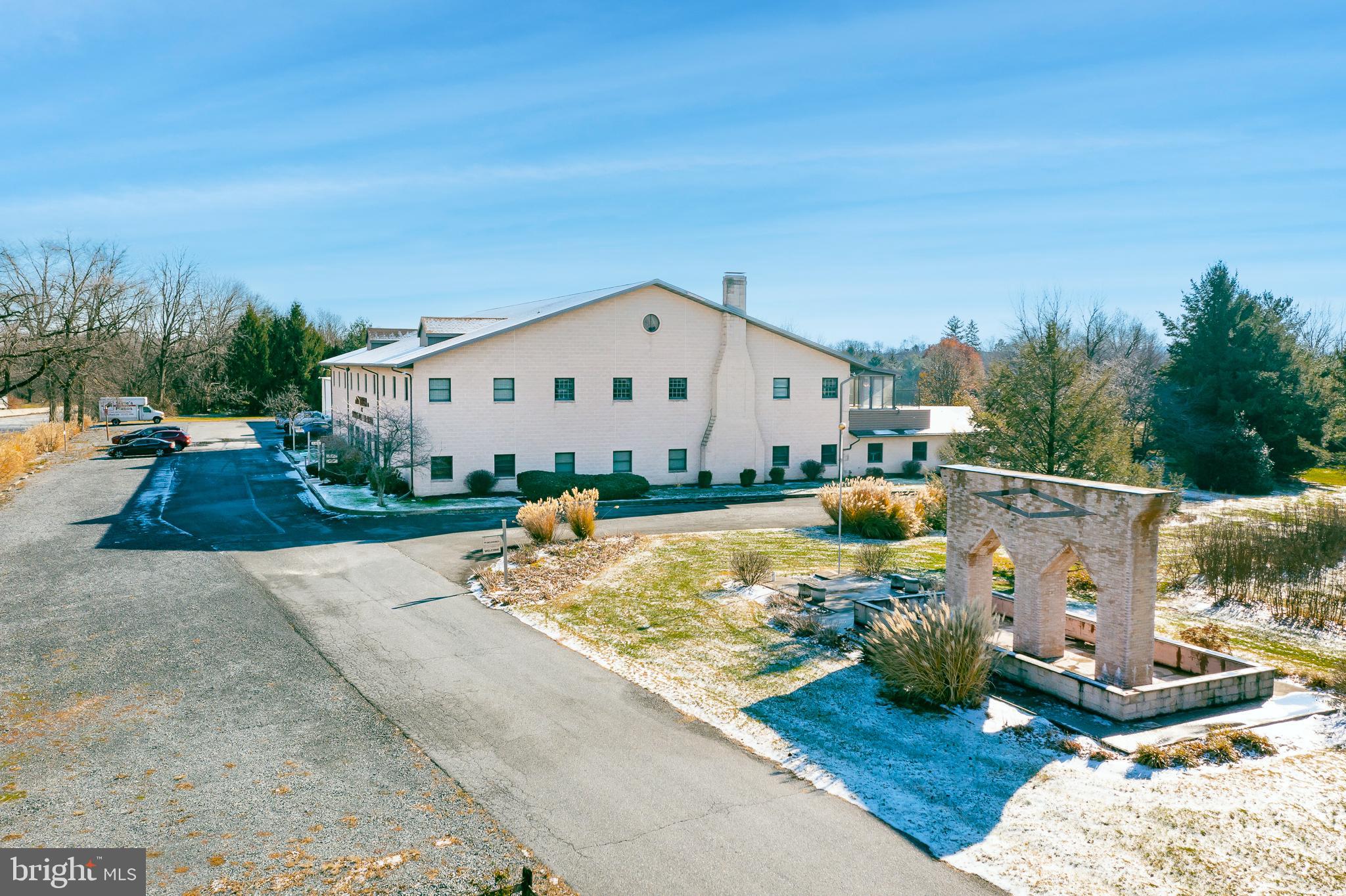 885 S CHIQUES ROAD 895