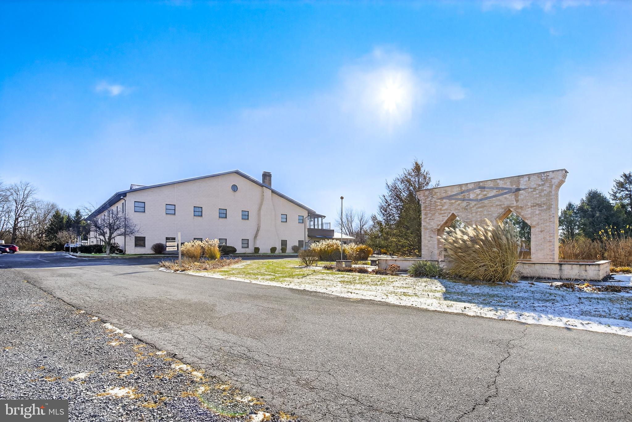 885 S CHIQUES ROAD 895