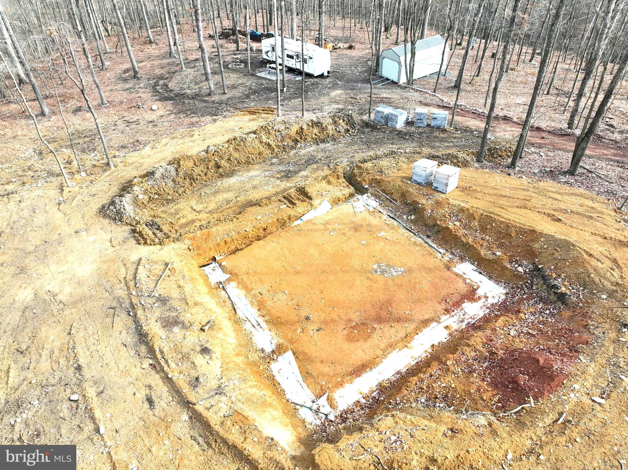 WHISPERING PINES - Land