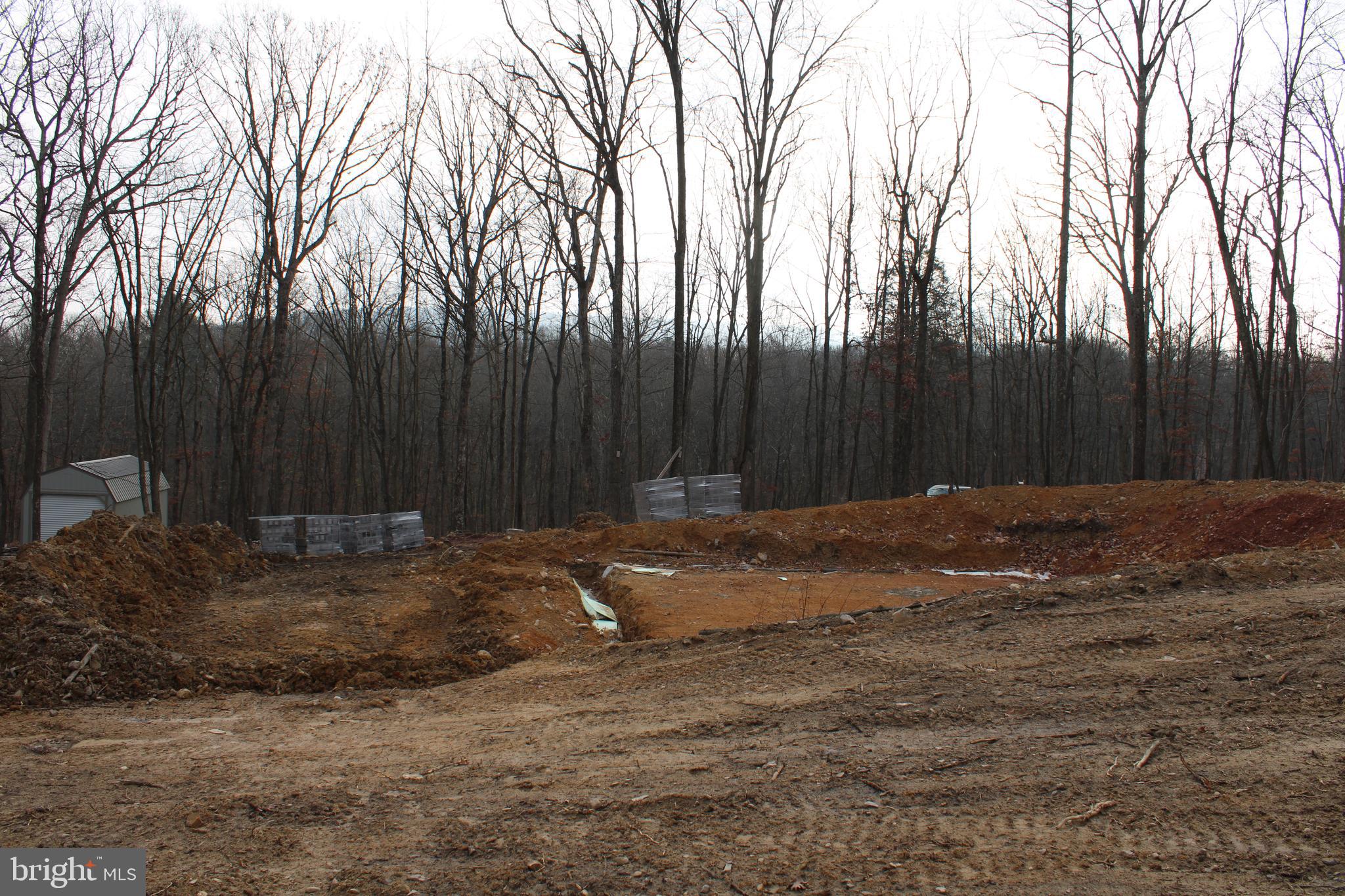 WHISPERING PINES - Land