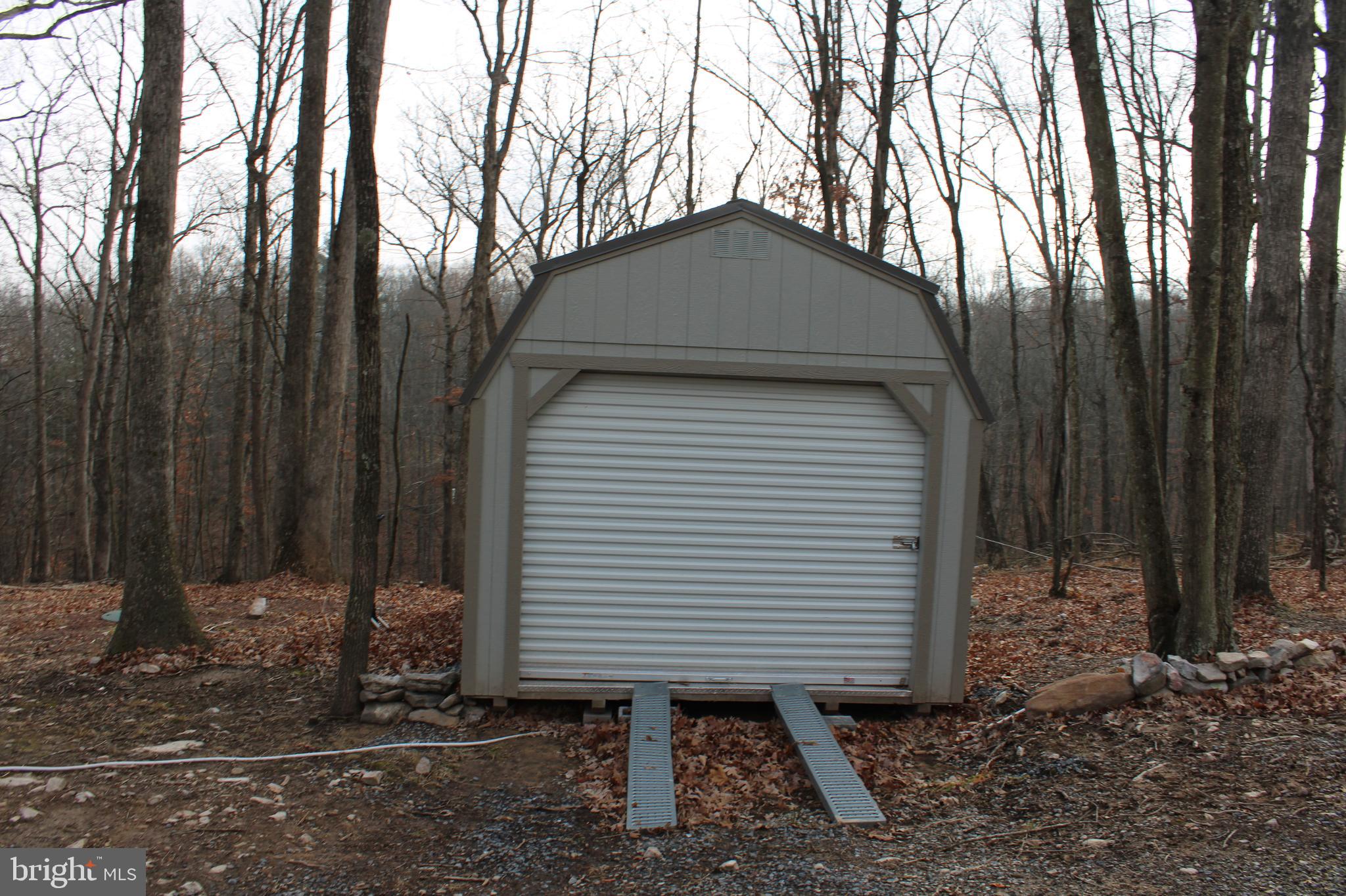 WHISPERING PINES - Land