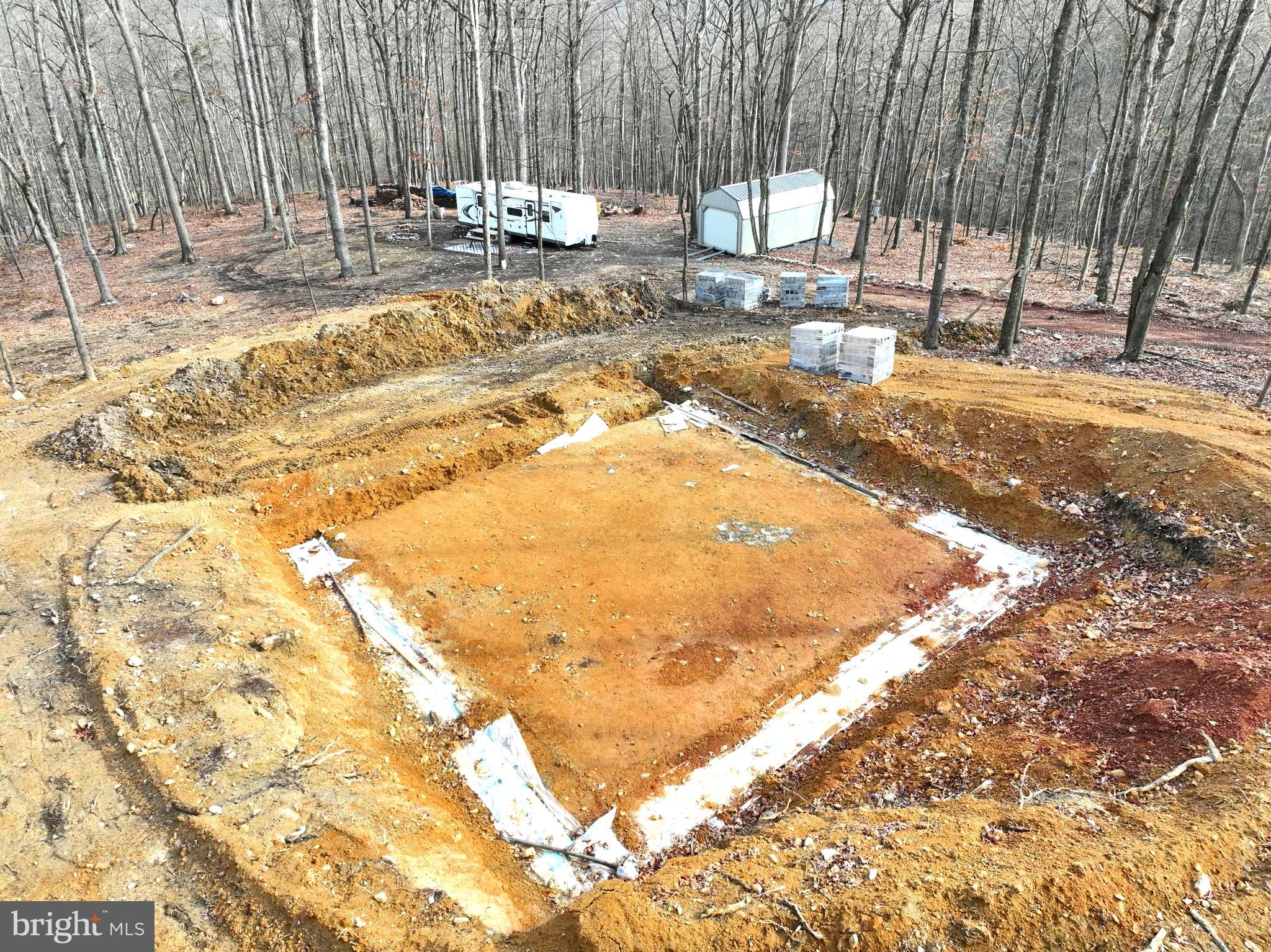 WHISPERING PINES - Land