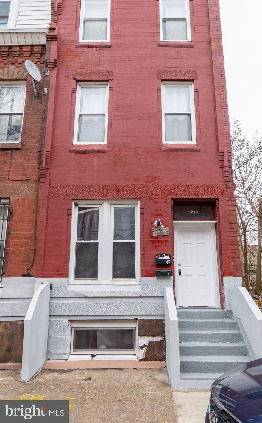 Welcome to 2219 N 16th Street, a spacious bi level unit is located in the Temple area. Three nice sized bedrooms, tons of windows allowing for natural light, and ample cabinetry for storage.  Please check out the virtual tour.