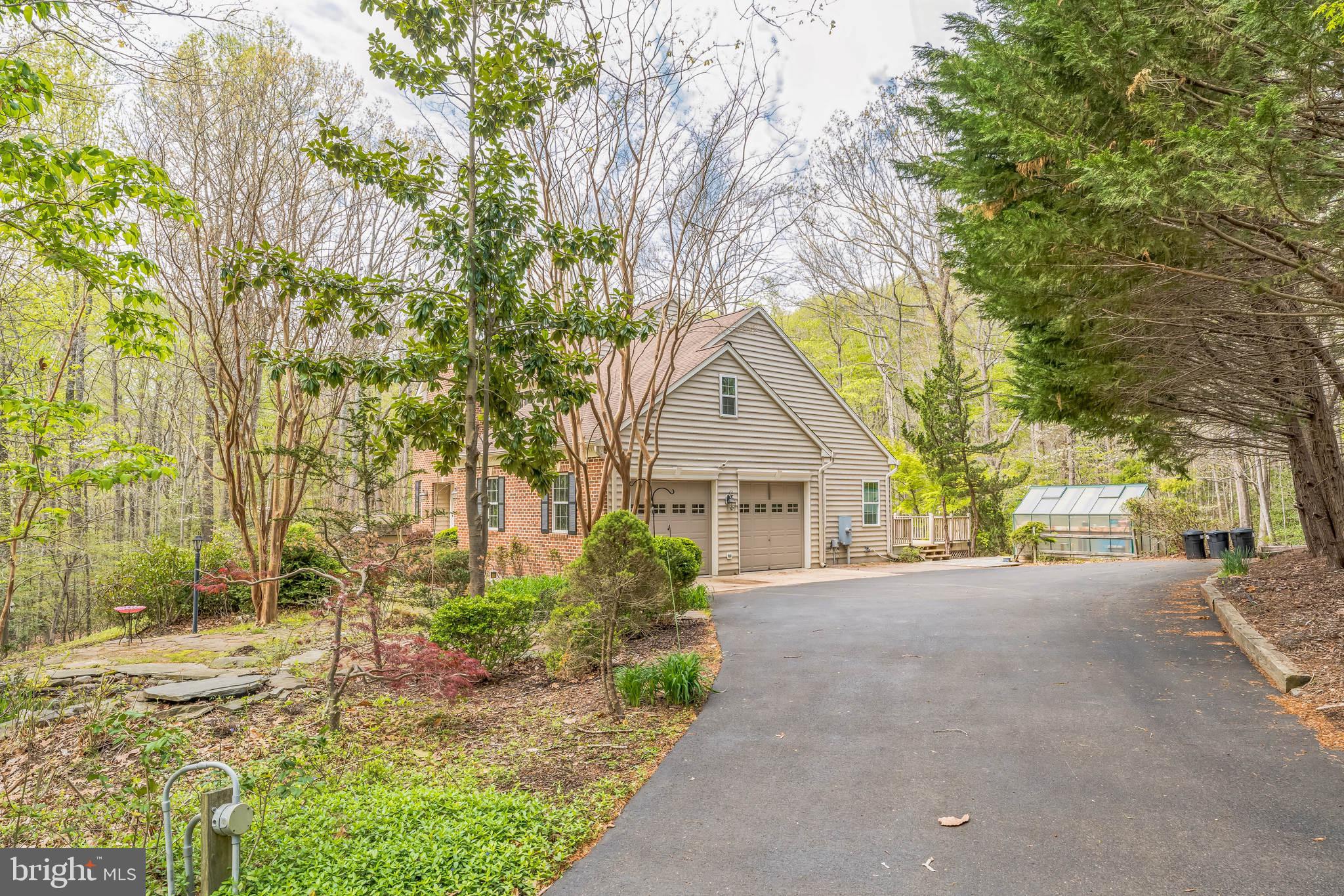 WHISPERING WOODS - Residential