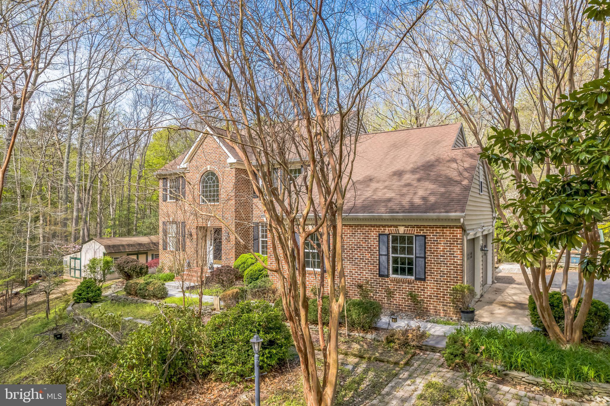 WHISPERING WOODS - Residential