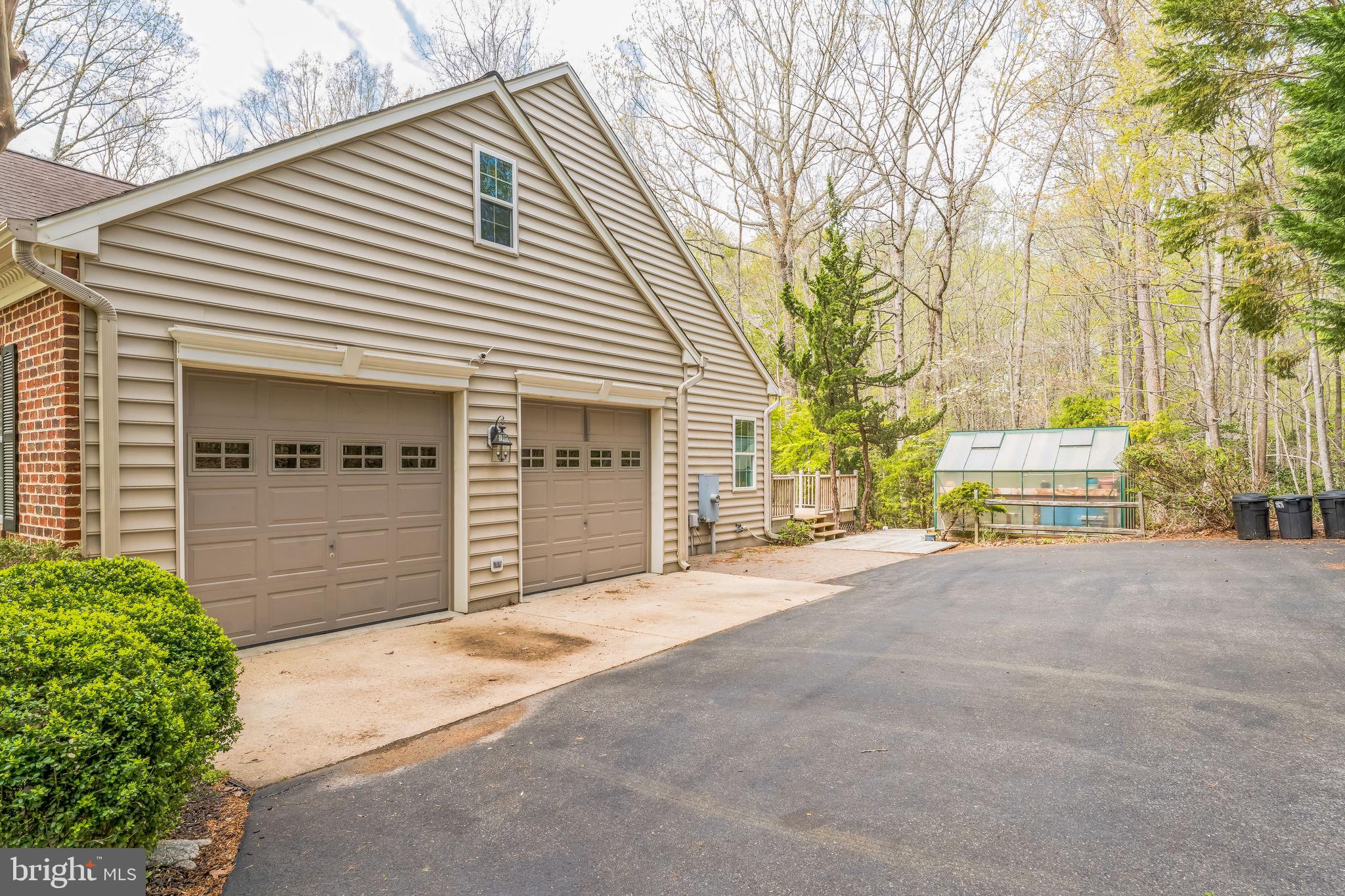 WHISPERING WOODS - Residential