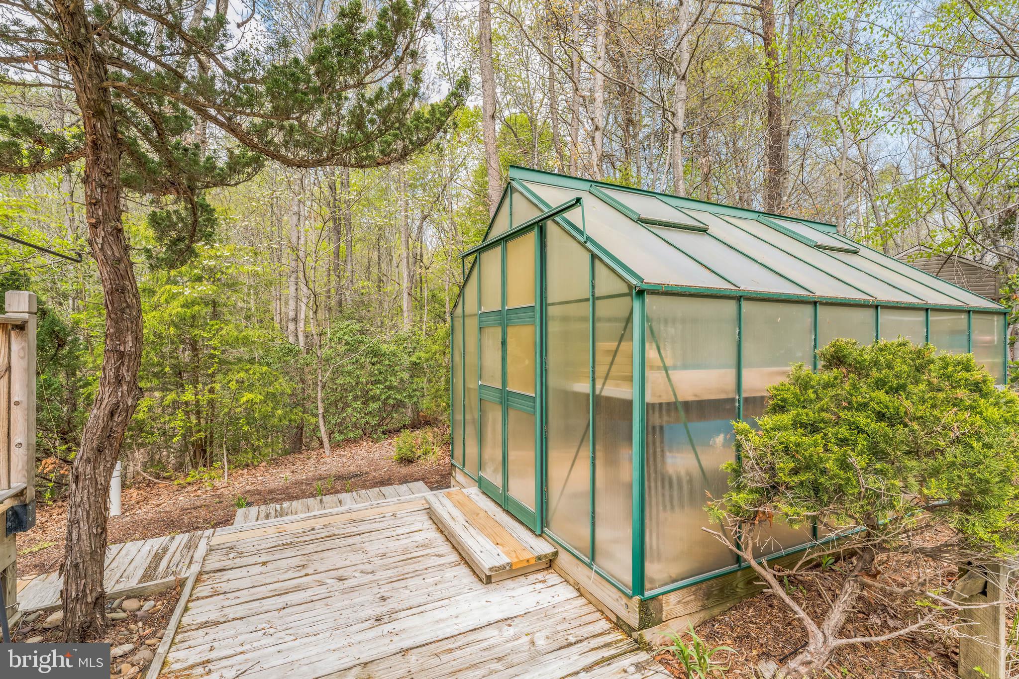 WHISPERING WOODS - Residential