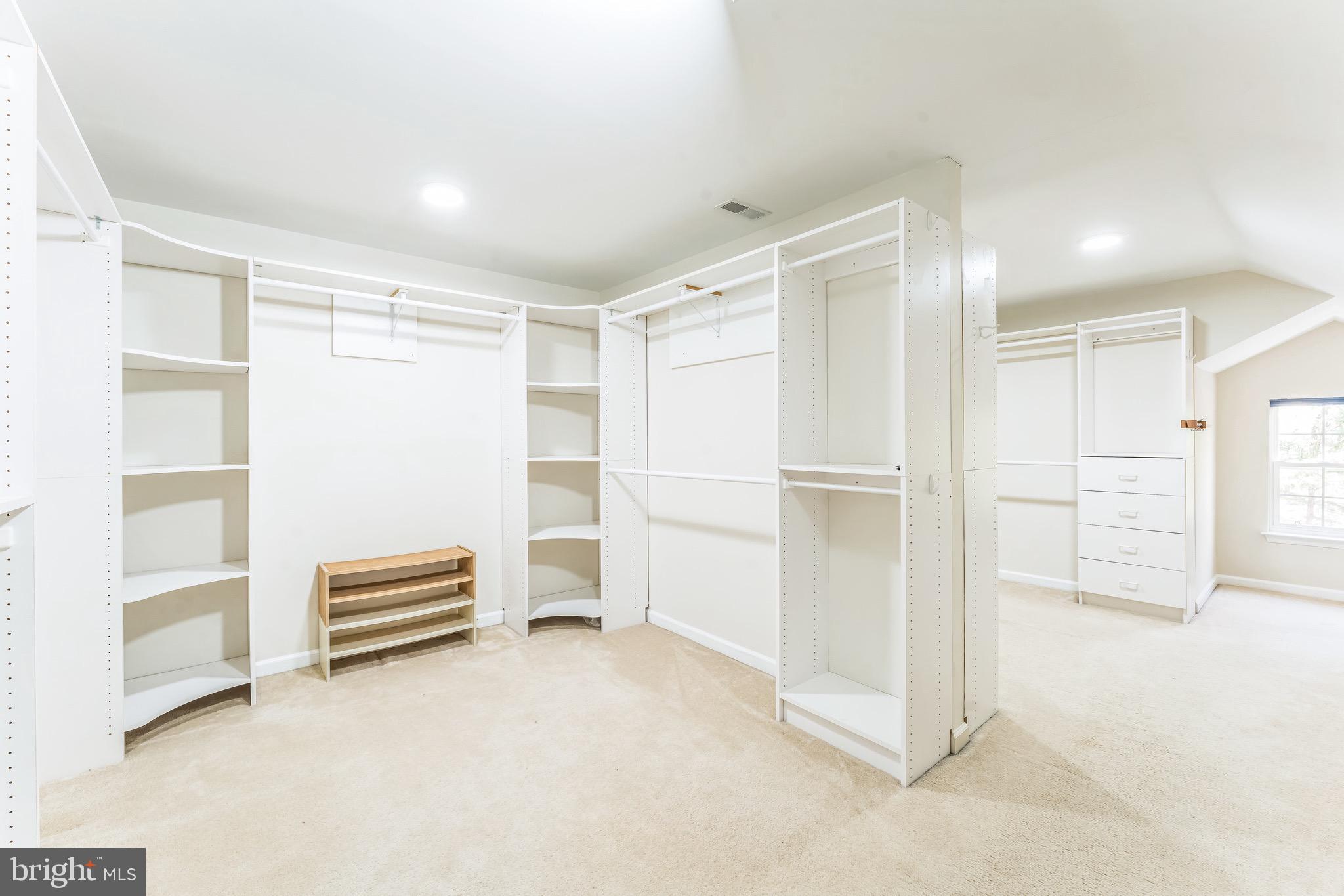 WHISPERING WOODS - Residential