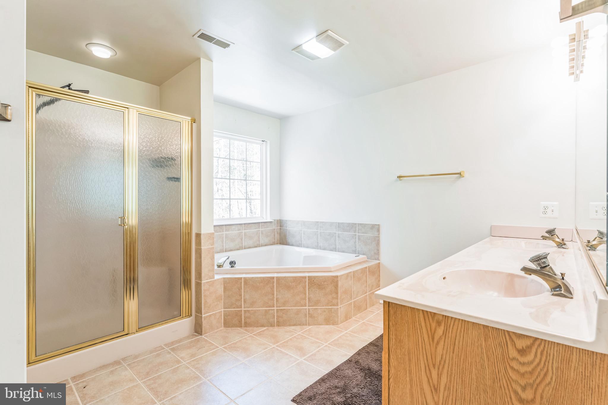 WHISPERING WOODS - Residential