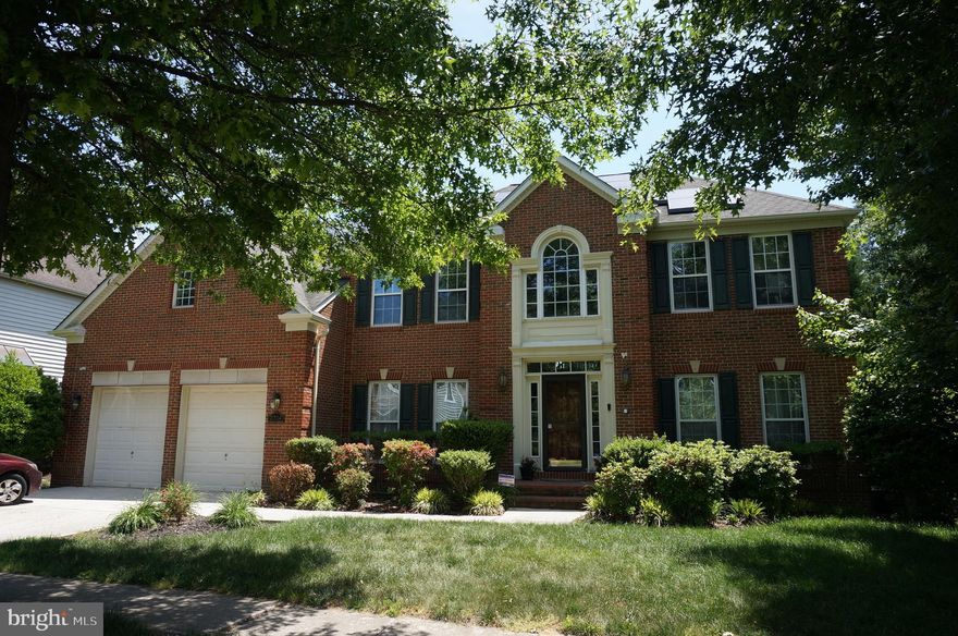 Cozy walkout basement unit, 1 bedroom and a den in a single family home with independent rear entrance. Located in a highly sort after golf club neighborhood. Also contains central air.