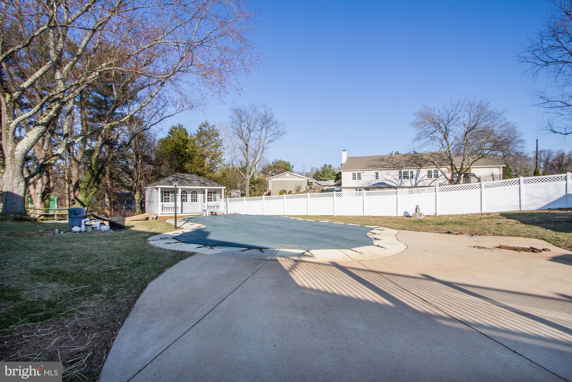 MANOR LAKE - Residential