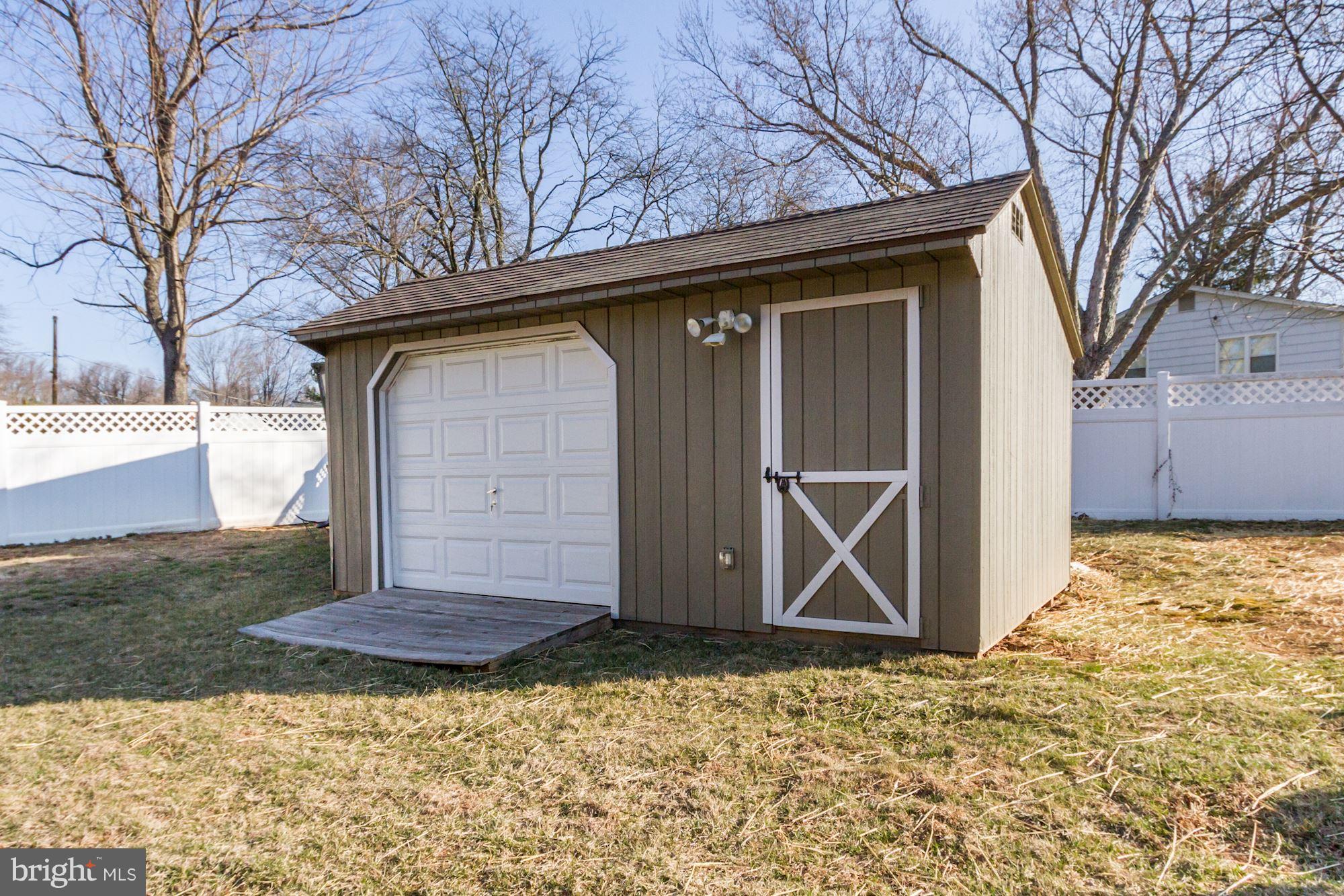 MANOR LAKE - Residential