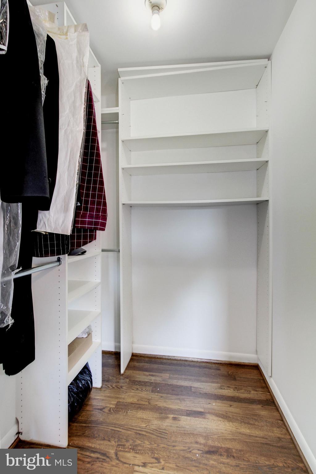 MANOR LAKE - Residential