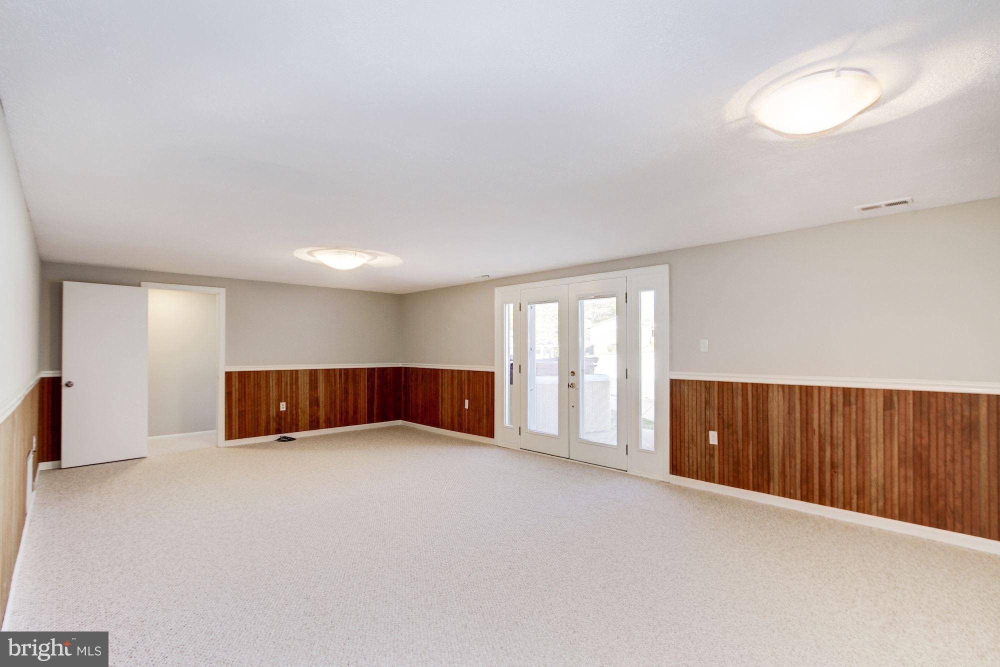 MANOR LAKE - Residential