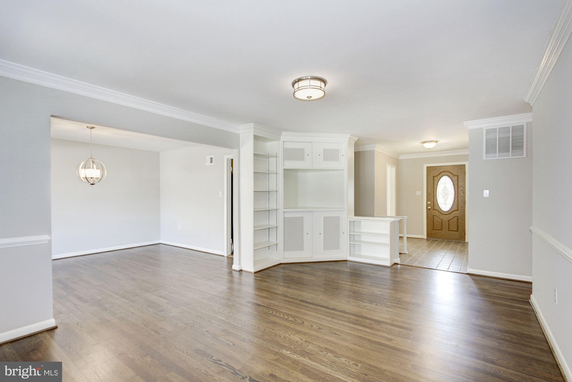 MANOR LAKE - Residential