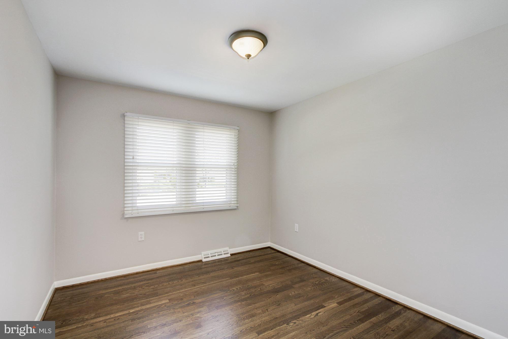 MANOR LAKE - Residential