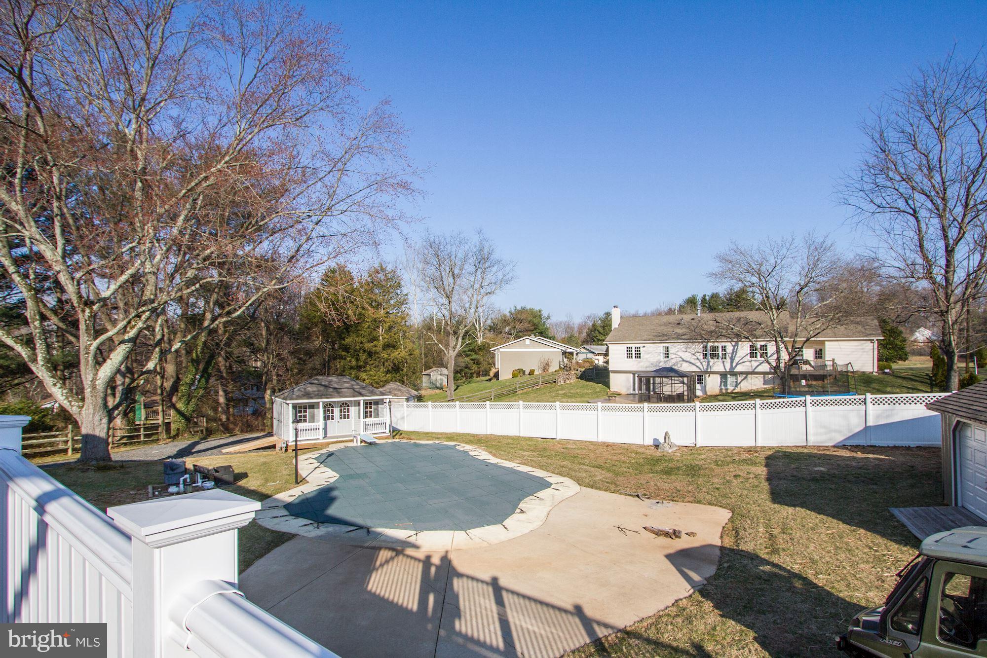 MANOR LAKE - Residential