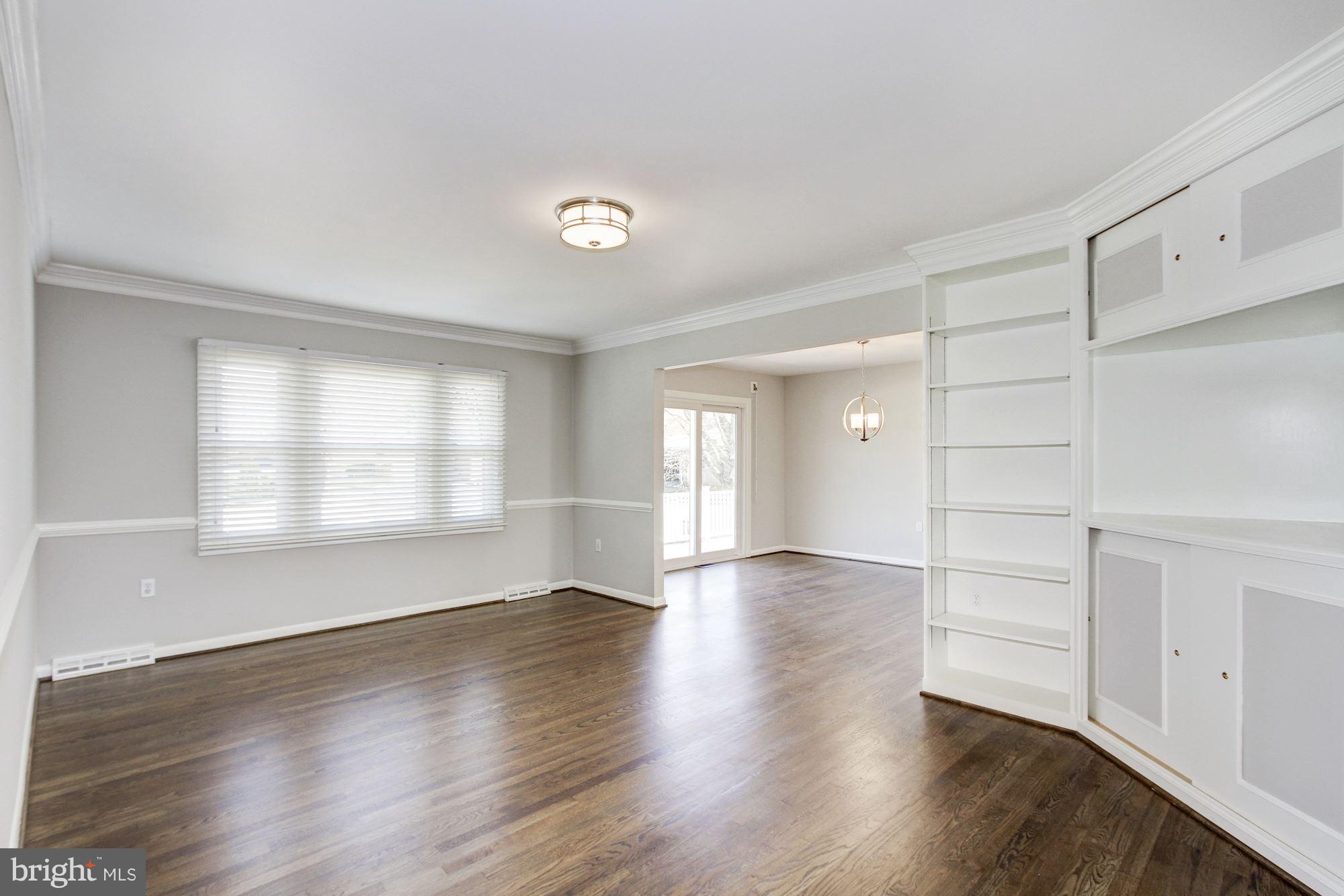 MANOR LAKE - Residential