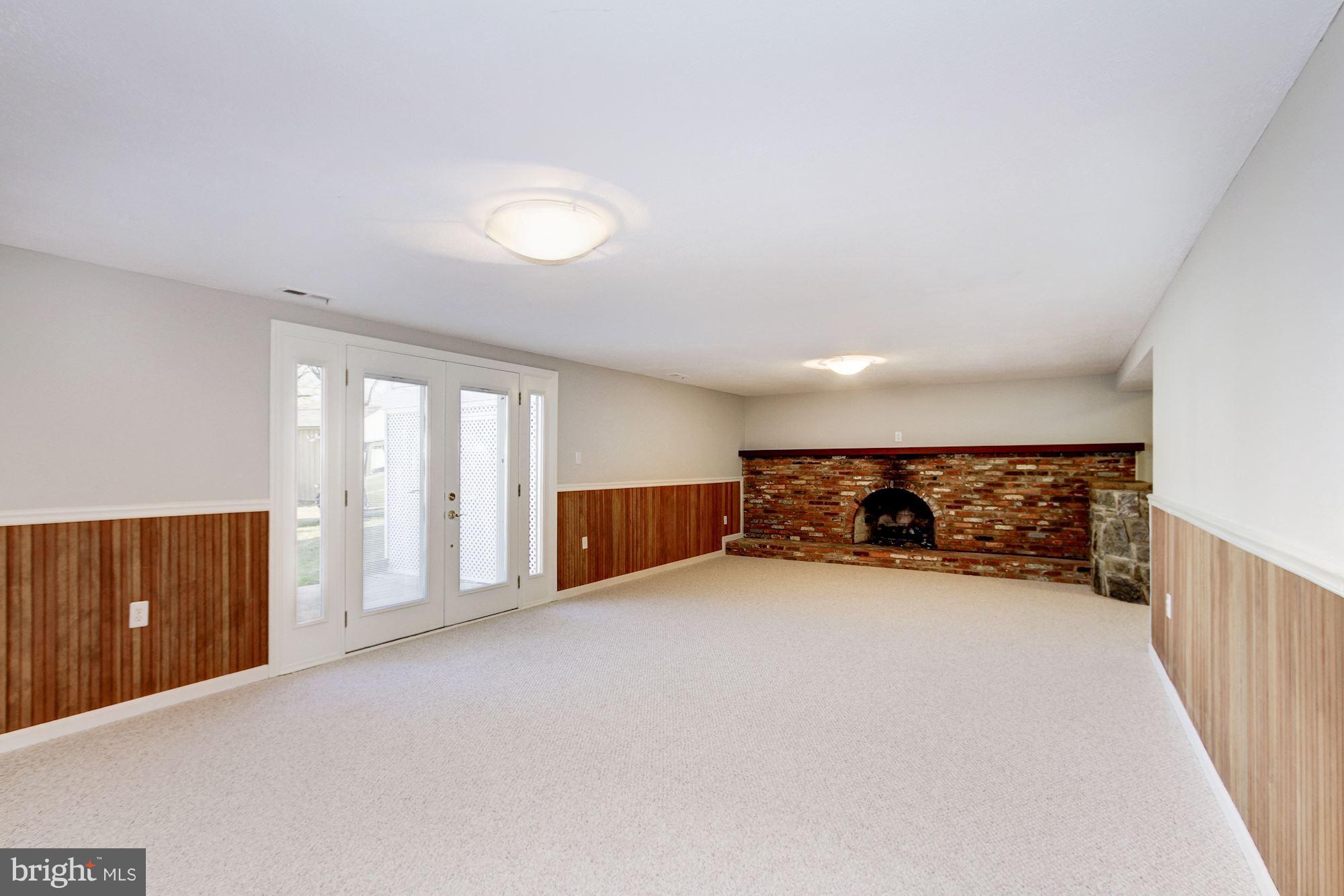 MANOR LAKE - Residential