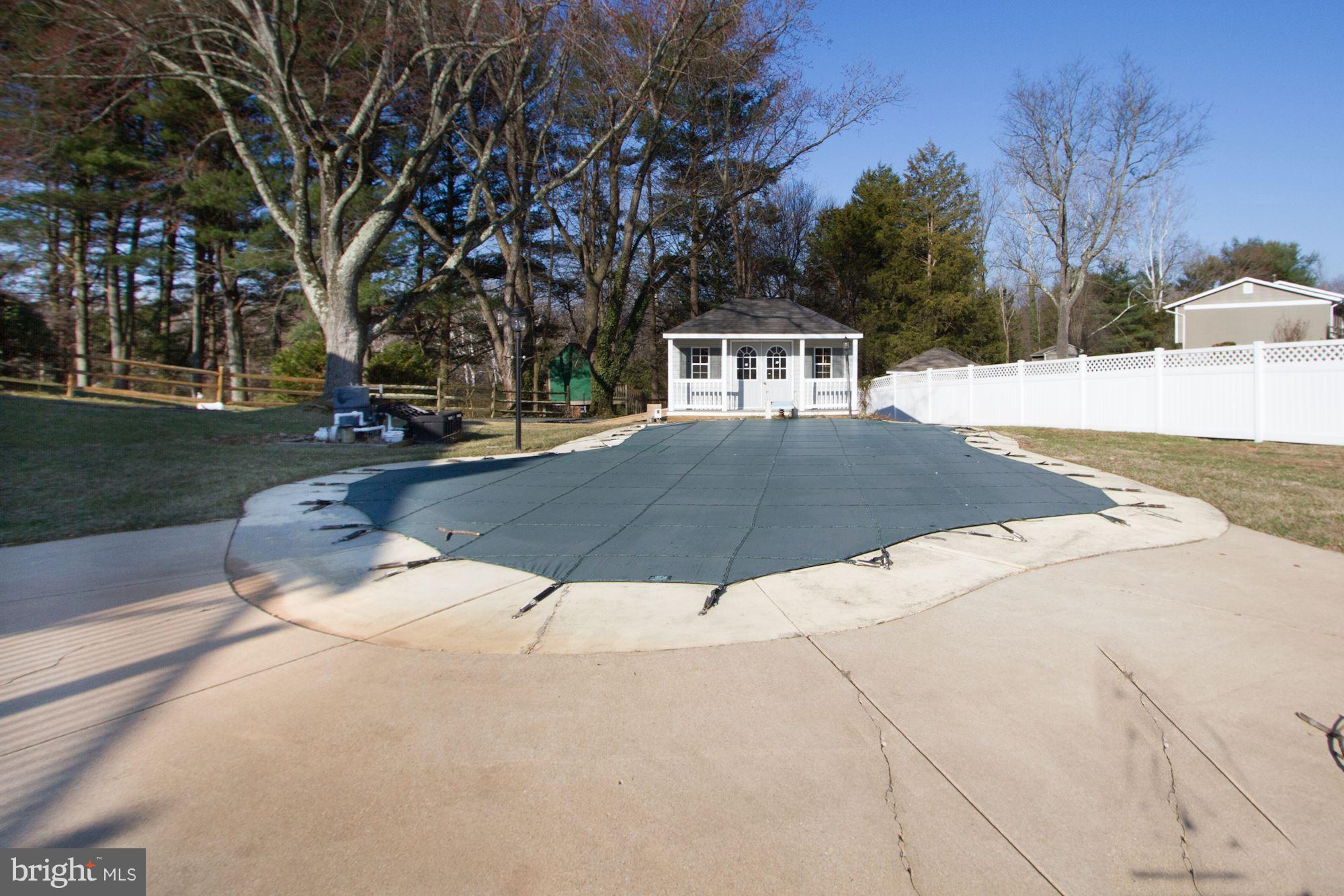 MANOR LAKE - Residential