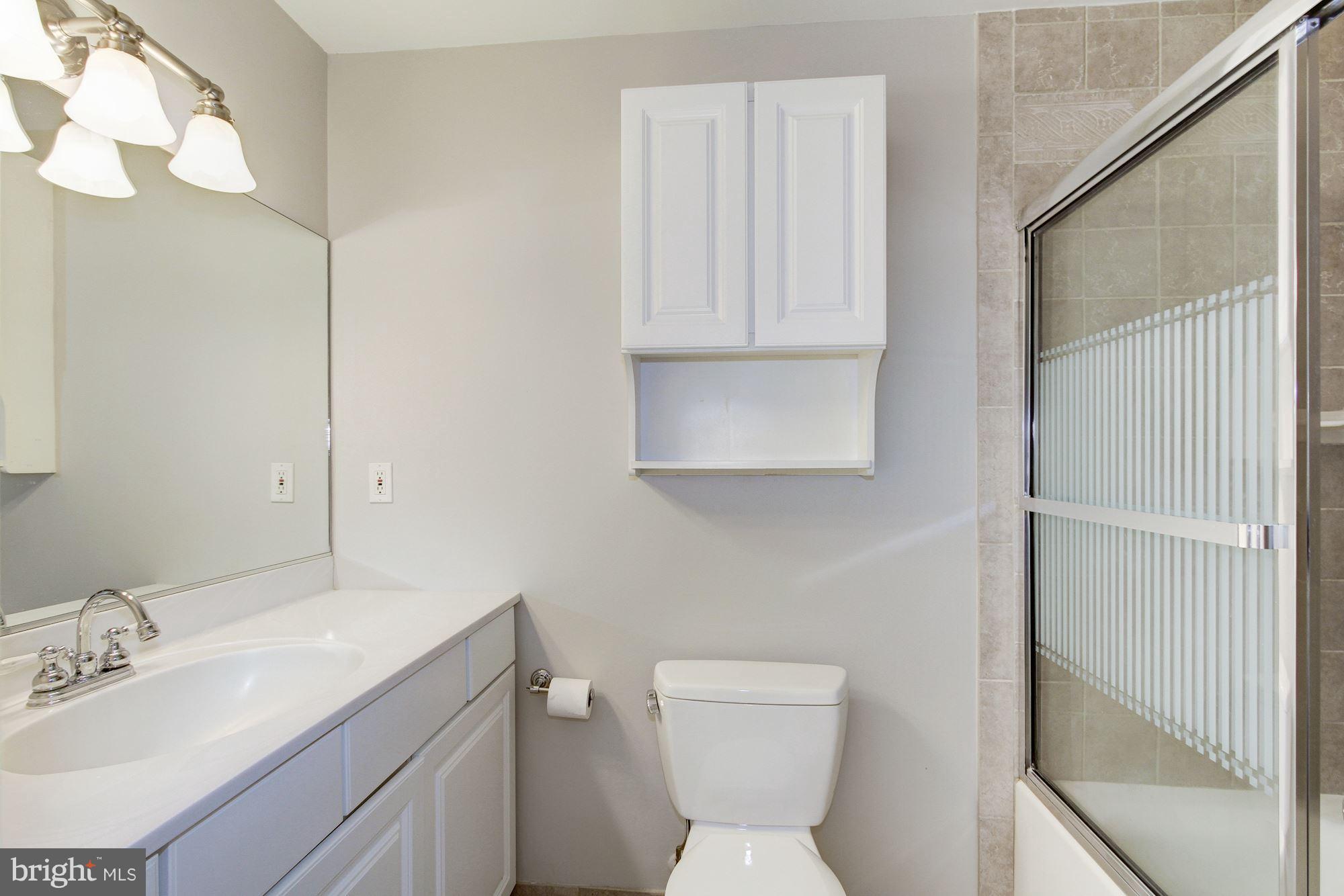 MANOR LAKE - Residential