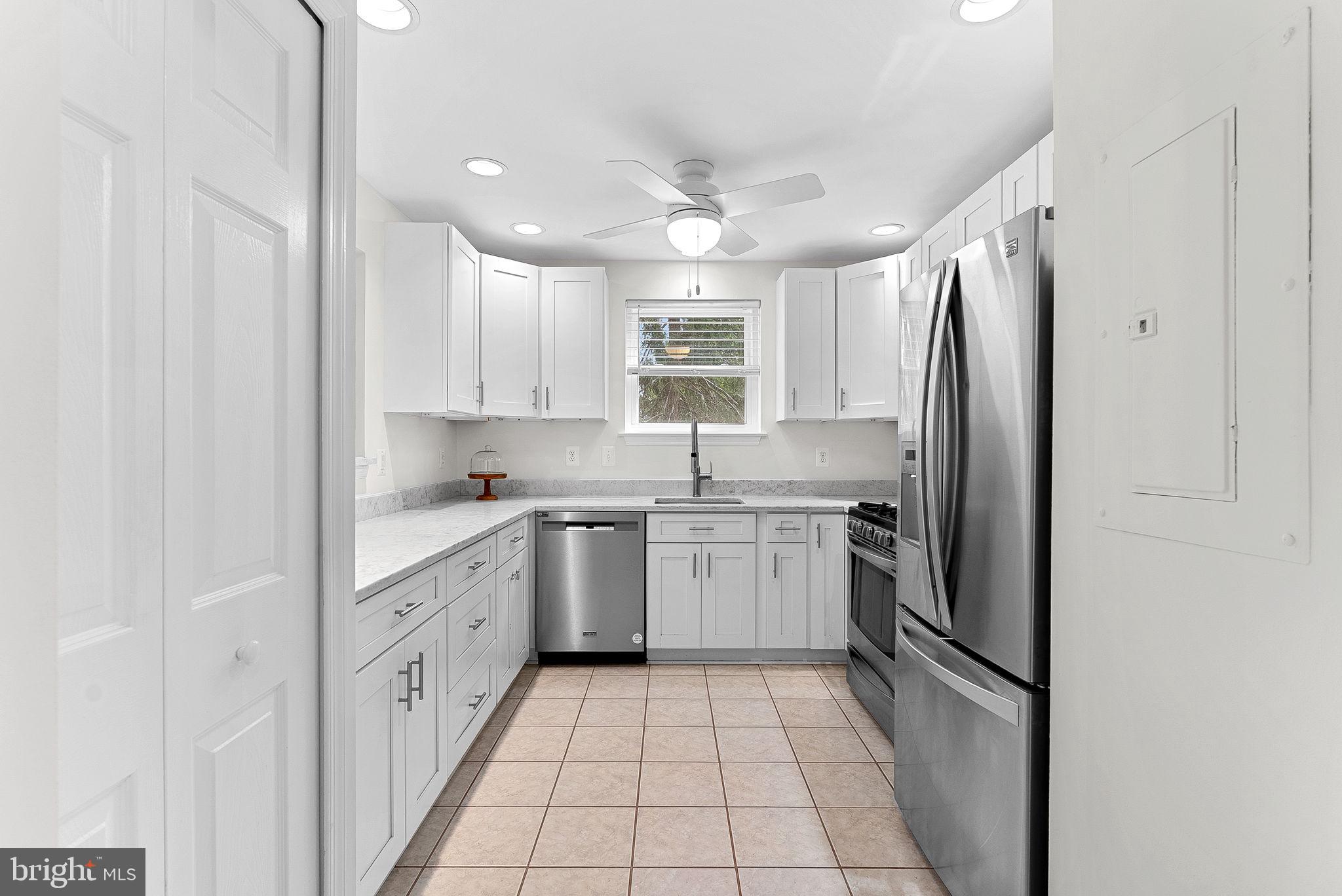 LAKESHORE CONDO - Residential