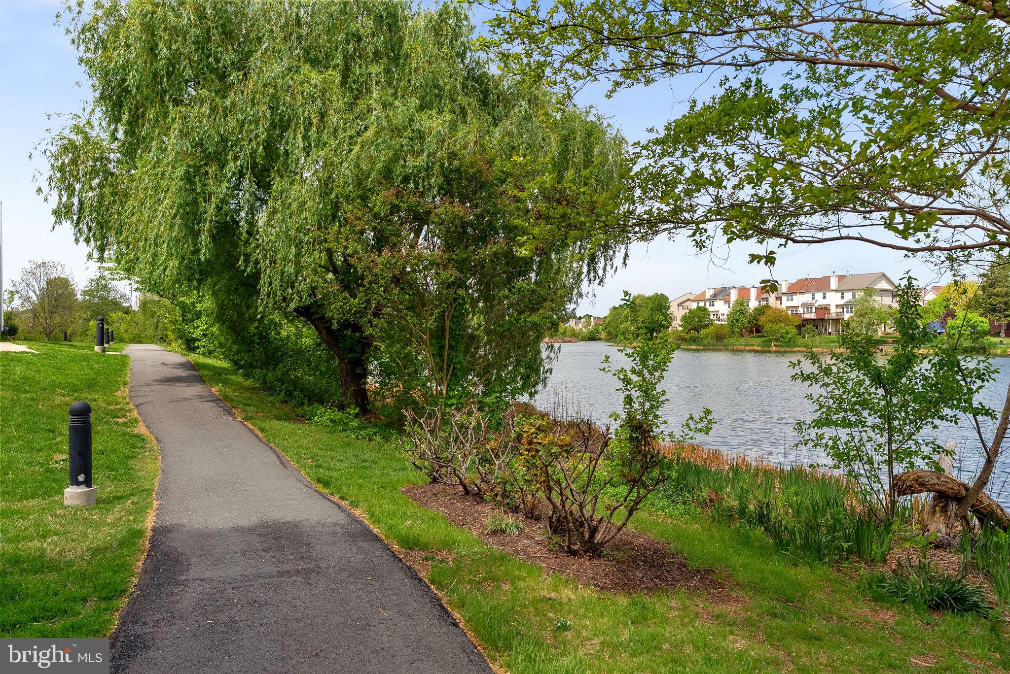 LAKESHORE CONDO - Residential