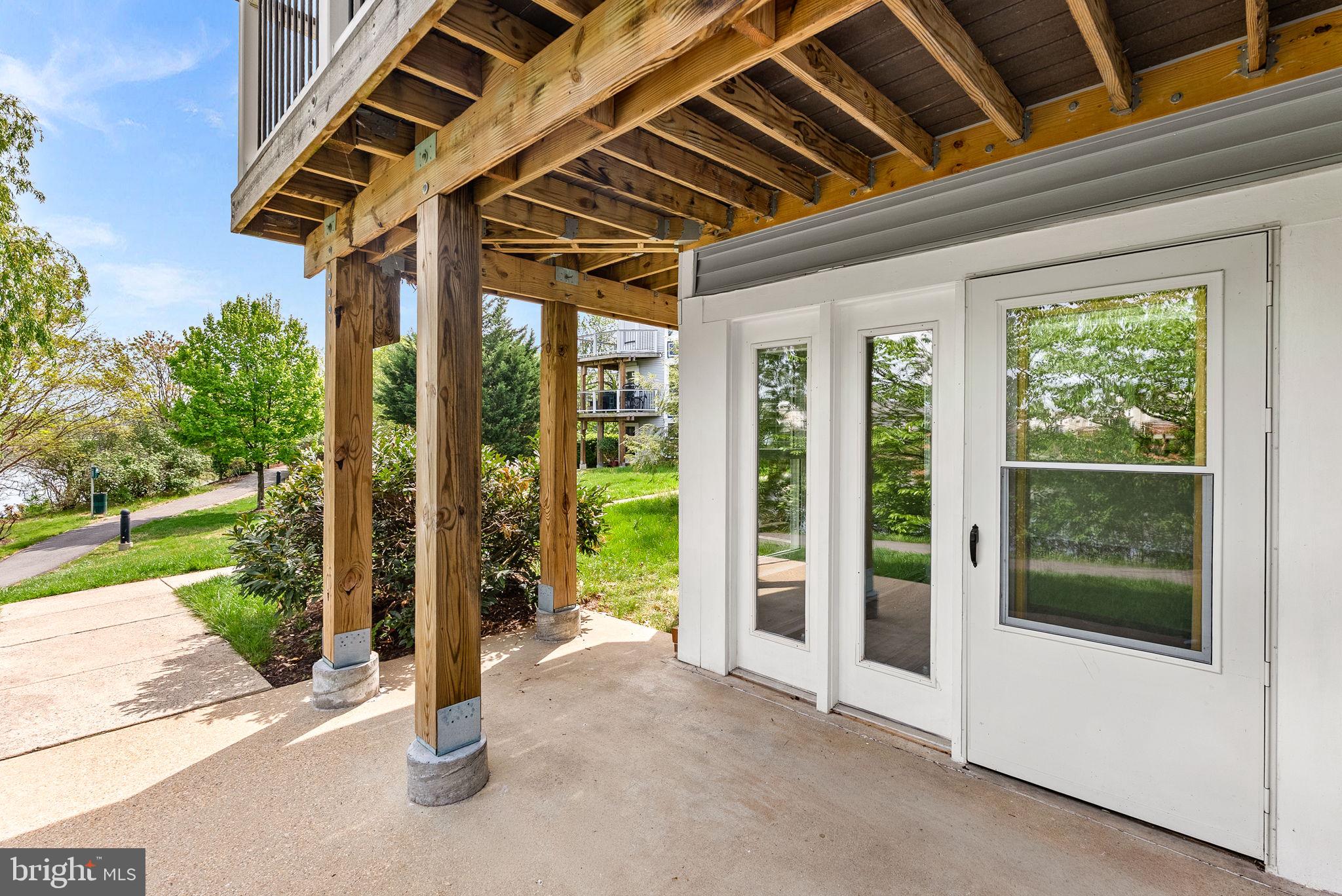 LAKESHORE CONDO - Residential