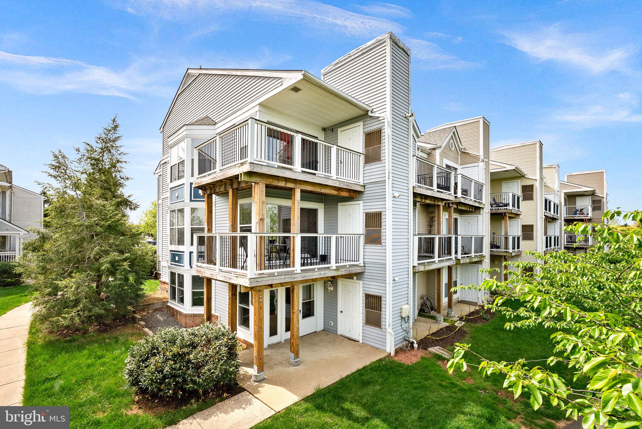 LAKESHORE CONDO - Residential