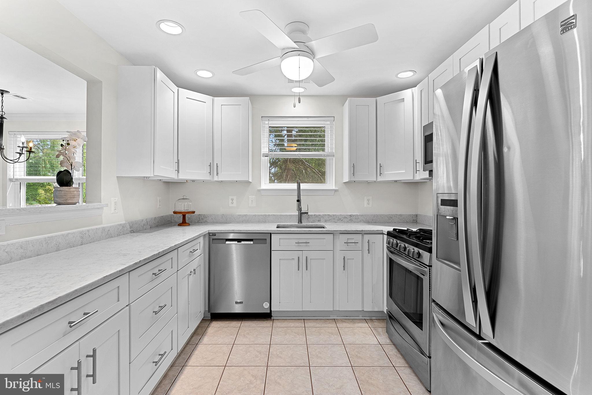 LAKESHORE CONDO - Residential